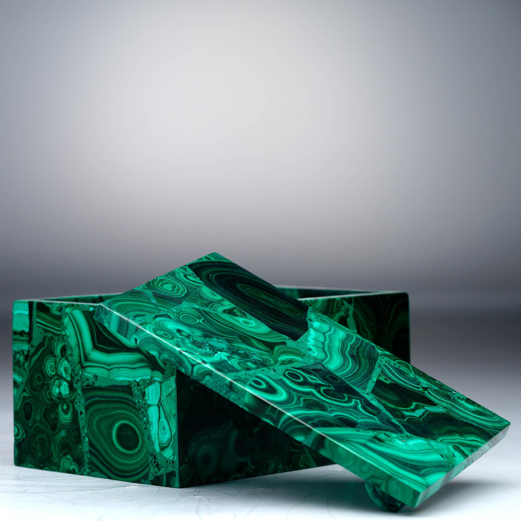 Cette boîte en malachite, sculptée et polie à la main, allie la beauté naturelle des minéraux à un savoir-faire raffiné. Taillée dans de la malachite massive et pesant 1,57 livres, elle présente un poli lisse et brillant qui révèle les verts vifs et