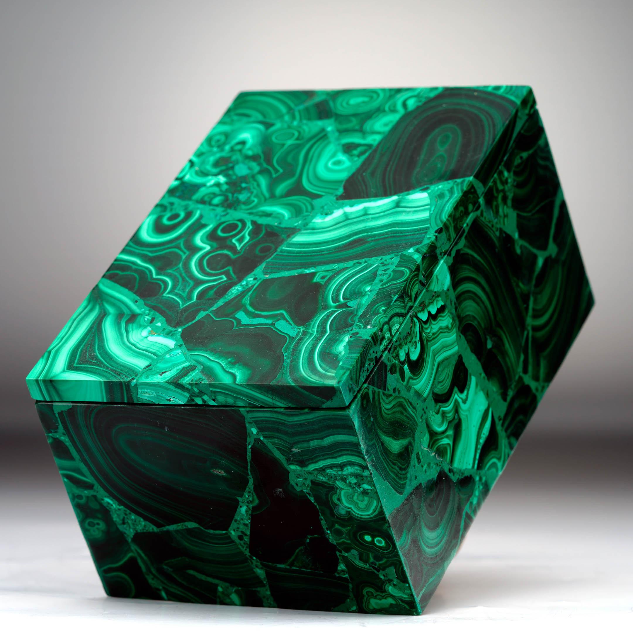 Congolais Boîte en malachite sculptée à la main en vente