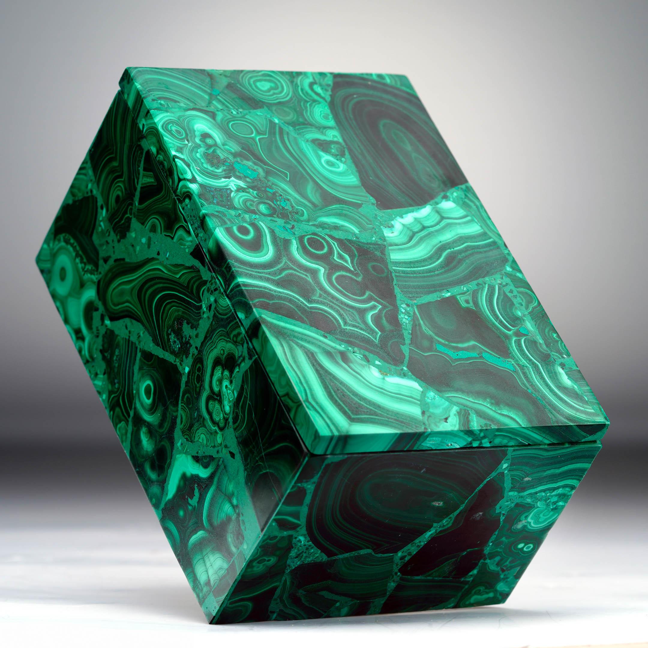 Boîte en malachite sculptée à la main Neuf - En vente à New York, NY