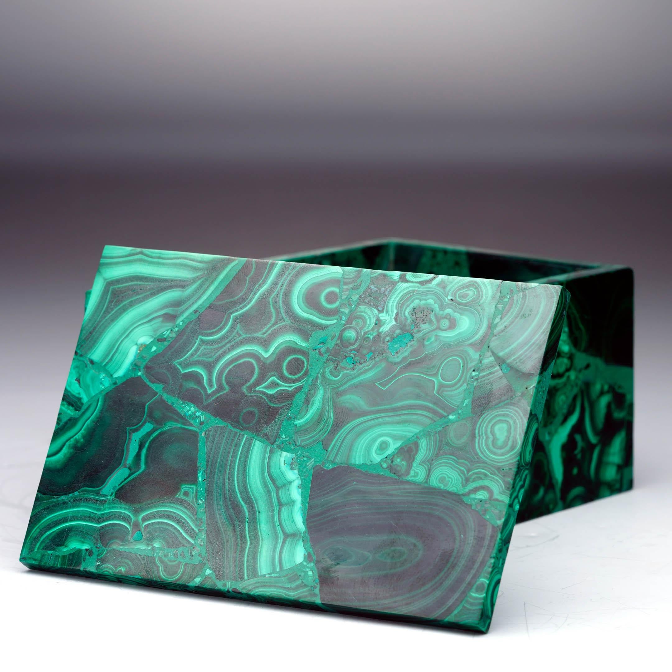 XXIe siècle et contemporain Boîte en malachite sculptée à la main en vente