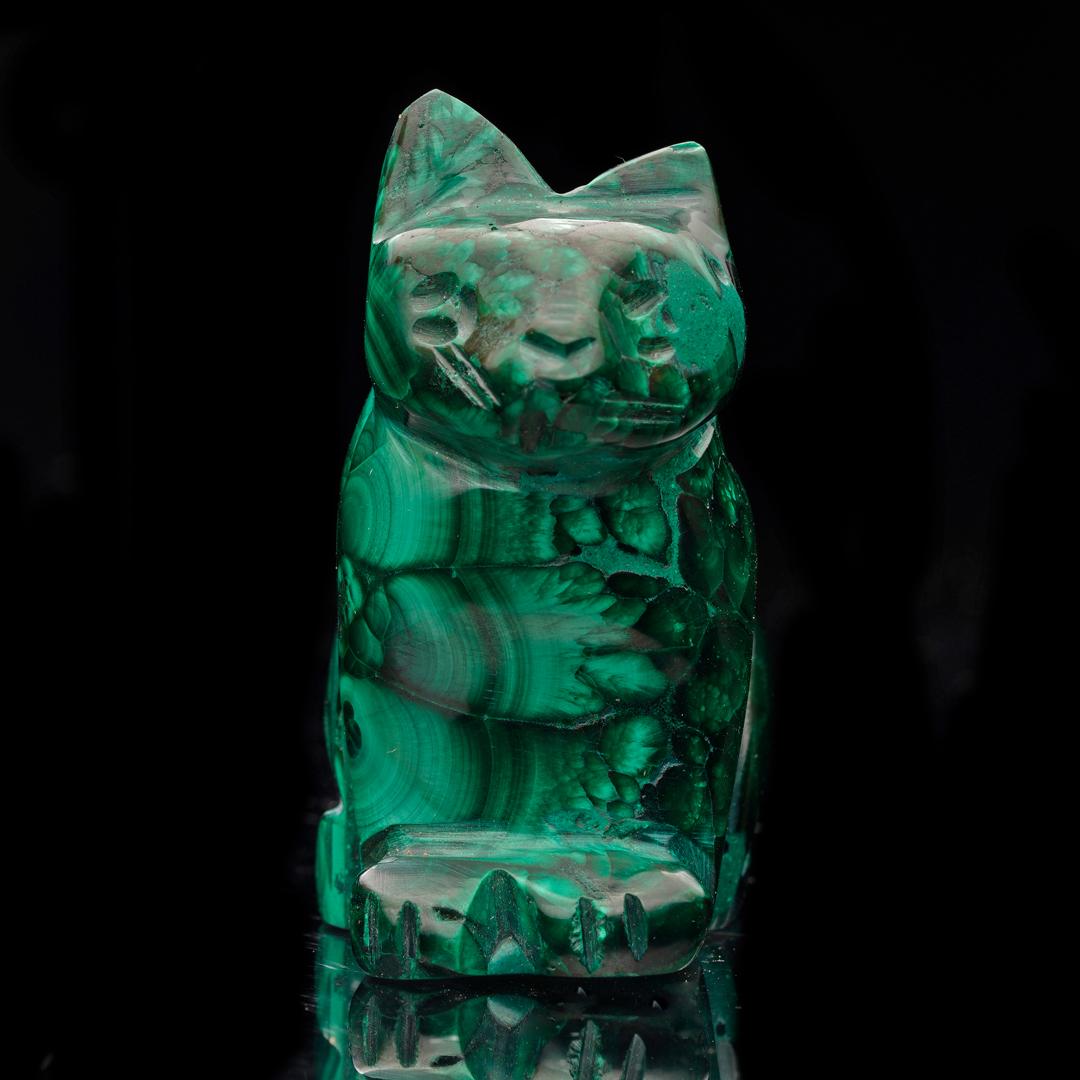 Sculpté à la main Chat en malachite sculpté à la main en vente