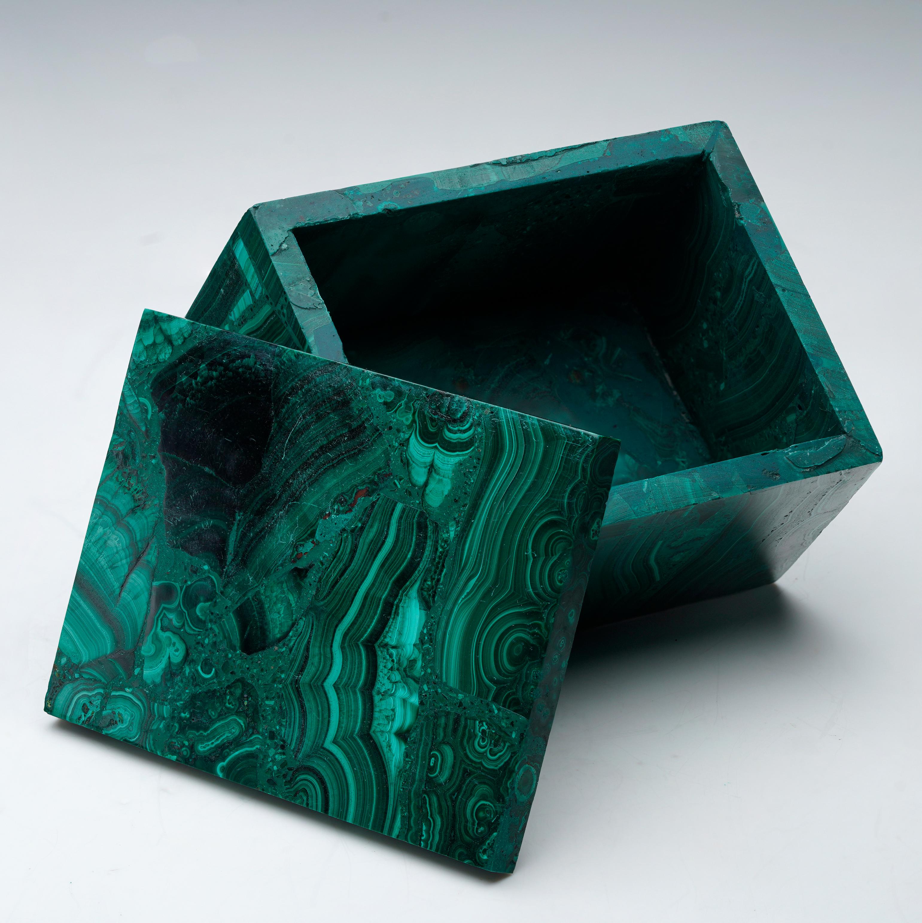 Caja decorativa de malaquita tallada a mano II en Nuevo estado para la venta en New York, NY