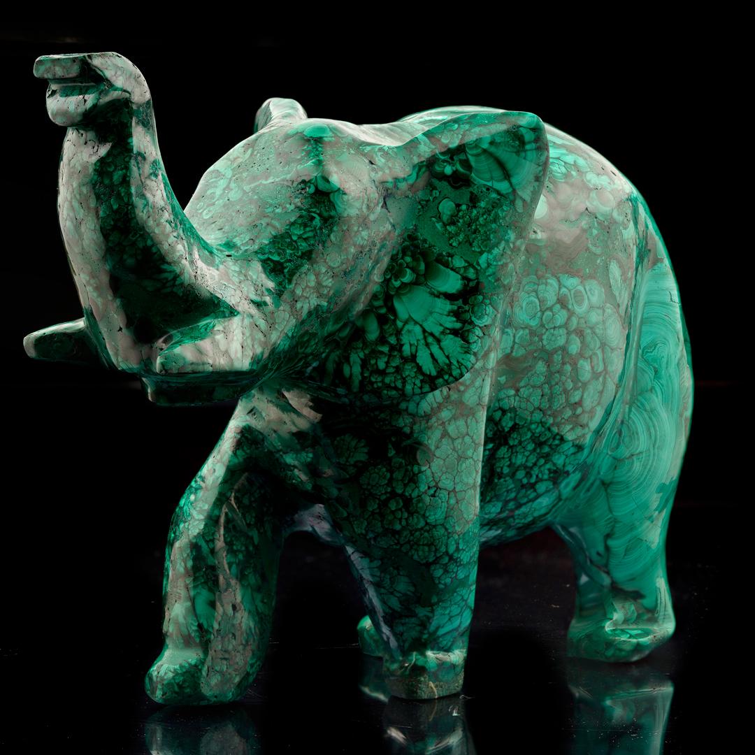 Handgeschnitzter Malachit-Elefantenfigur // 11 Lb. (21. Jahrhundert und zeitgenössisch) im Angebot