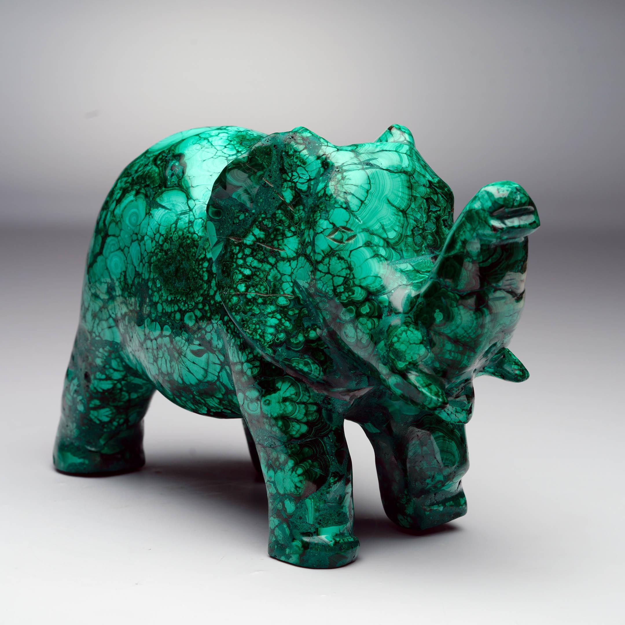 Este llamativo elefante de malaquita tallado a mano ejemplifica tanto la belleza geológica como la artesanía artística. Tallada a partir de una pieza maciza de malaquita auténtica, la escultura revela la paleta característica del mineral de ricos