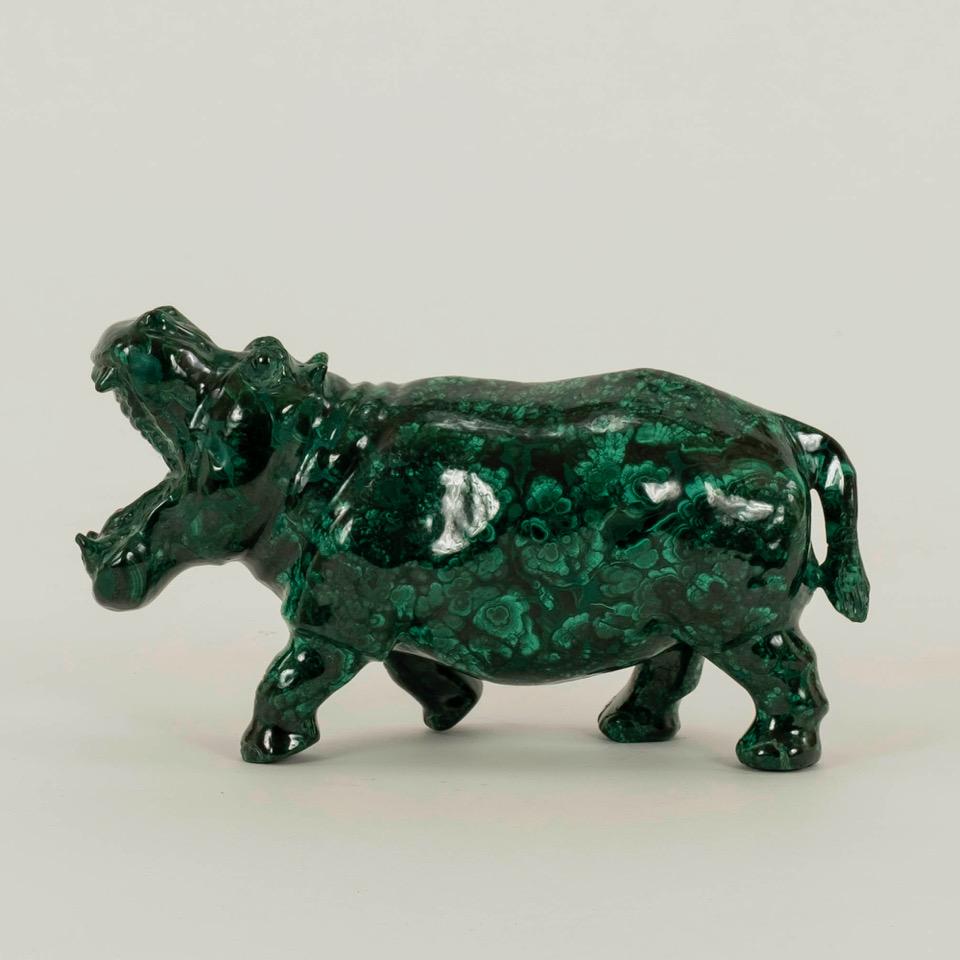 Mouvement esthétique Hippopotame en malachite sculpté à la main en vente