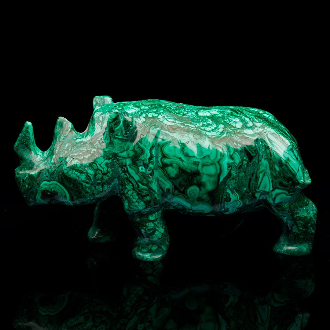 XXIe siècle et contemporain Rhinocéros en malachite sculpté à la main // 10 Lb. en vente