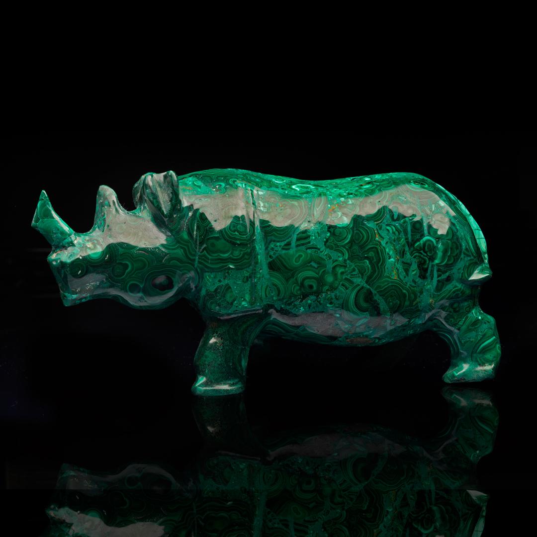 XXIe siècle et contemporain Rhinocéros en malachite sculpté à la main // 7.5 Lb. en vente