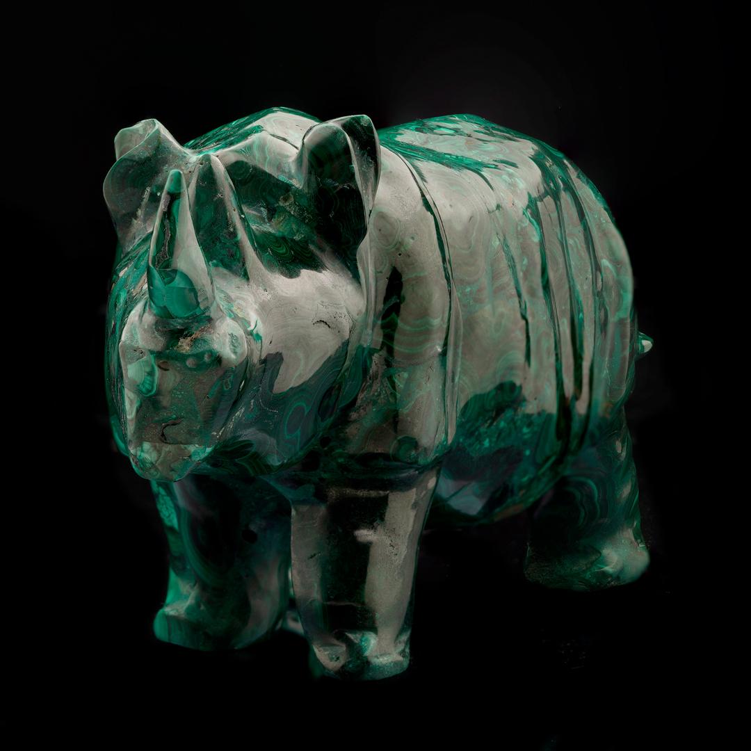 Sculpté à la main Rhinocéros en malachite sculpté à la main // 7.5 Lb. en vente