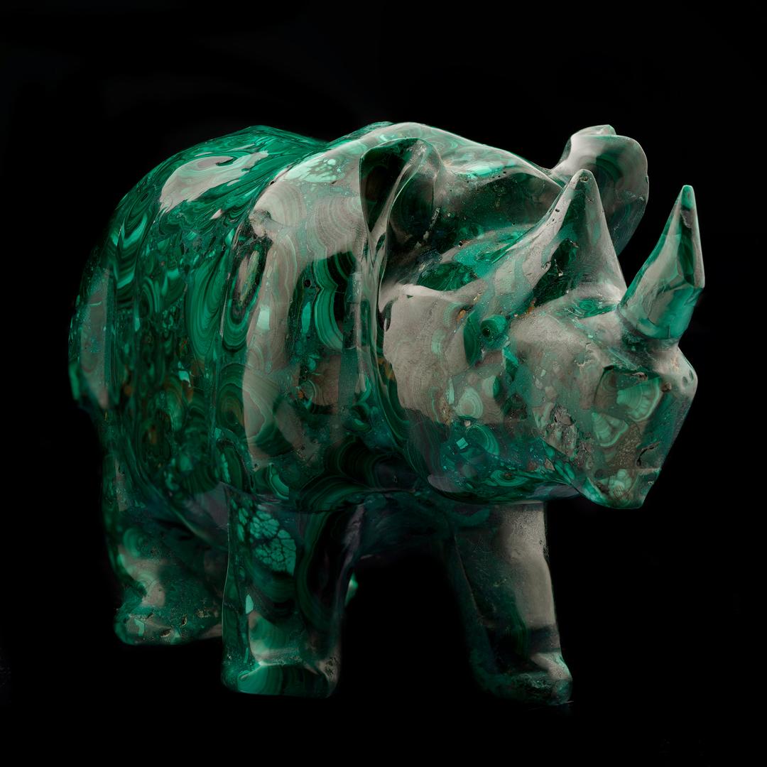 Handgeschnitzter Malachit Rhinoceros // 7.5 Lb. (21. Jahrhundert und zeitgenössisch) im Angebot