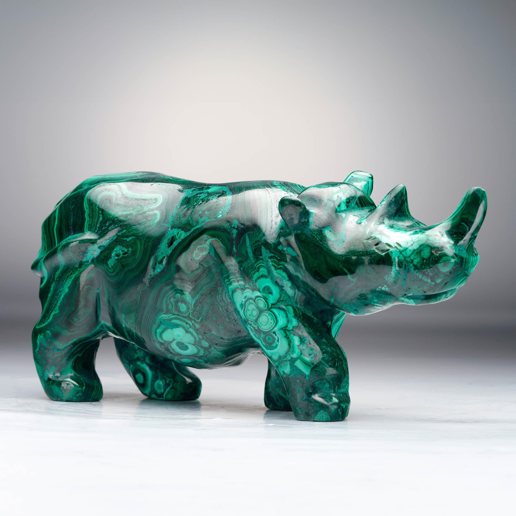 Sculpté à la main Rhinocéros en malachite sculpté à la main en vente