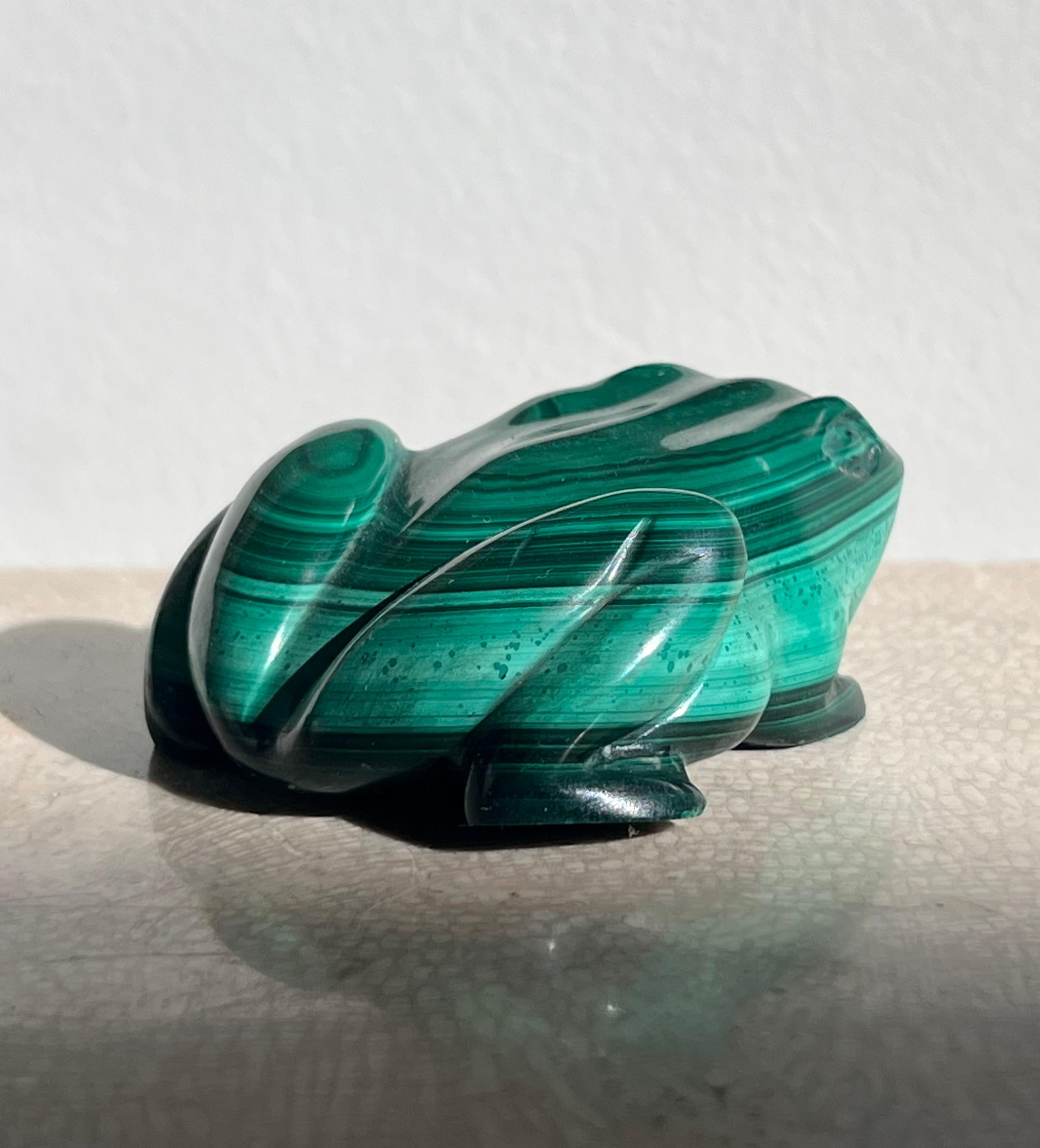 Scultura vintage intagliata a mano raffigurante una rana, in malachite massiccia, probabilmente della metà del XX secolo. 
