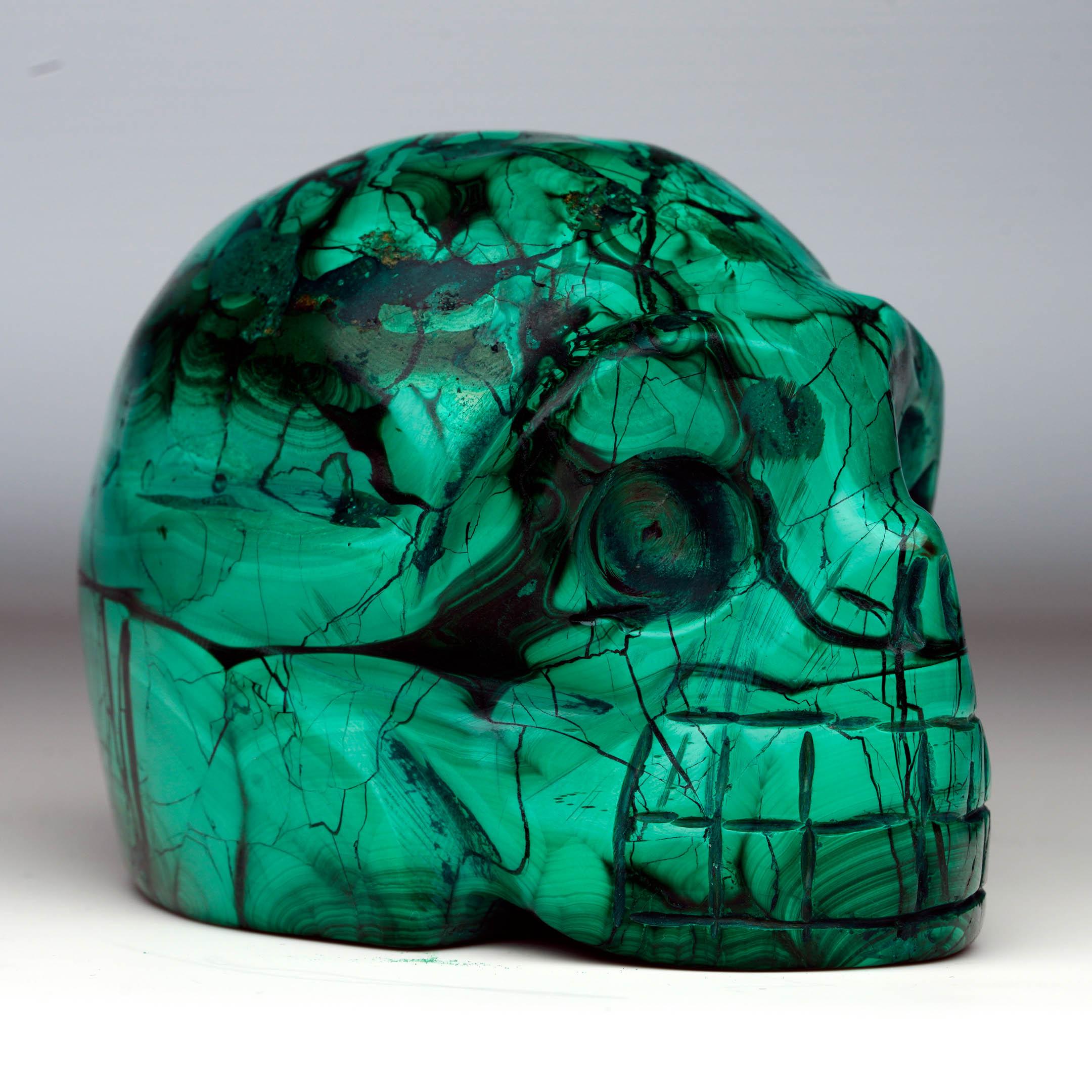 Calavera de malaquita tallada a mano en Nuevo estado para la venta en New York, NY