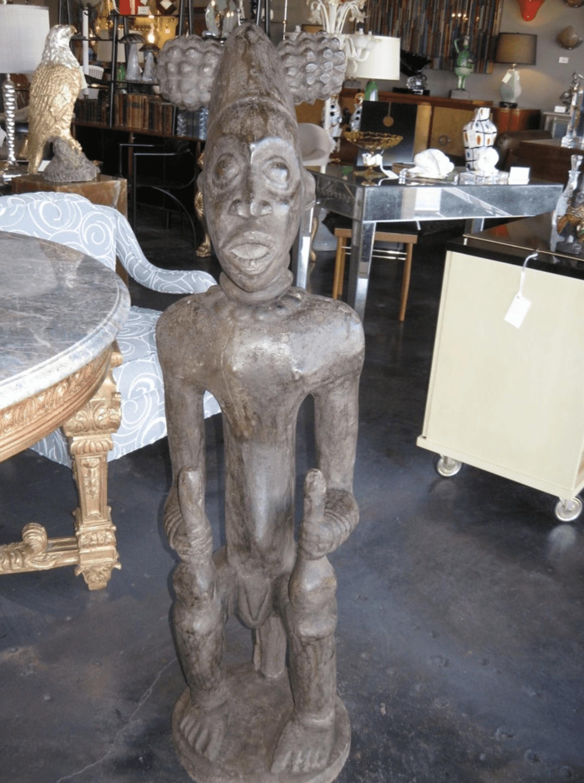 Handgeschnitzte männliche und weibliche afrikanische Statuen aus Kamee (Frühes 20. Jahrhundert) im Angebot
