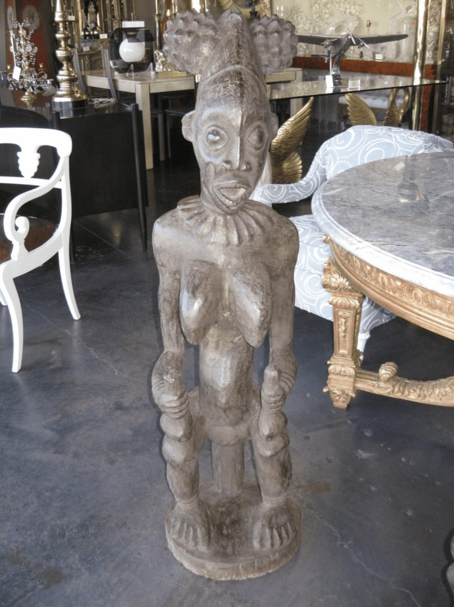 Handgeschnitzte männliche und weibliche afrikanische Statuen aus Kamee (Holz) im Angebot