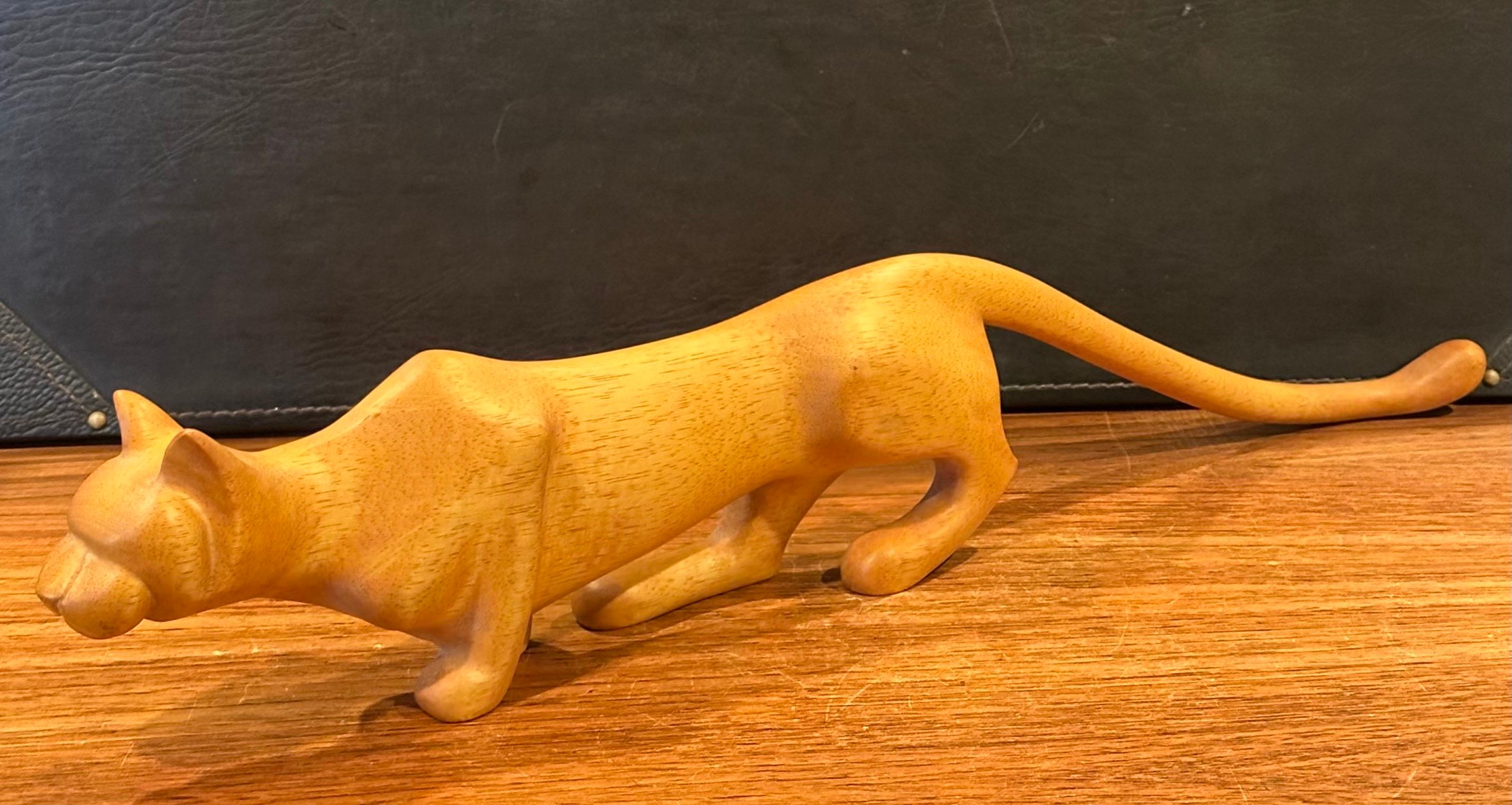 20ième siècle Sculpture de panthère en érable sculptée à la main de Peter Larsen en vente