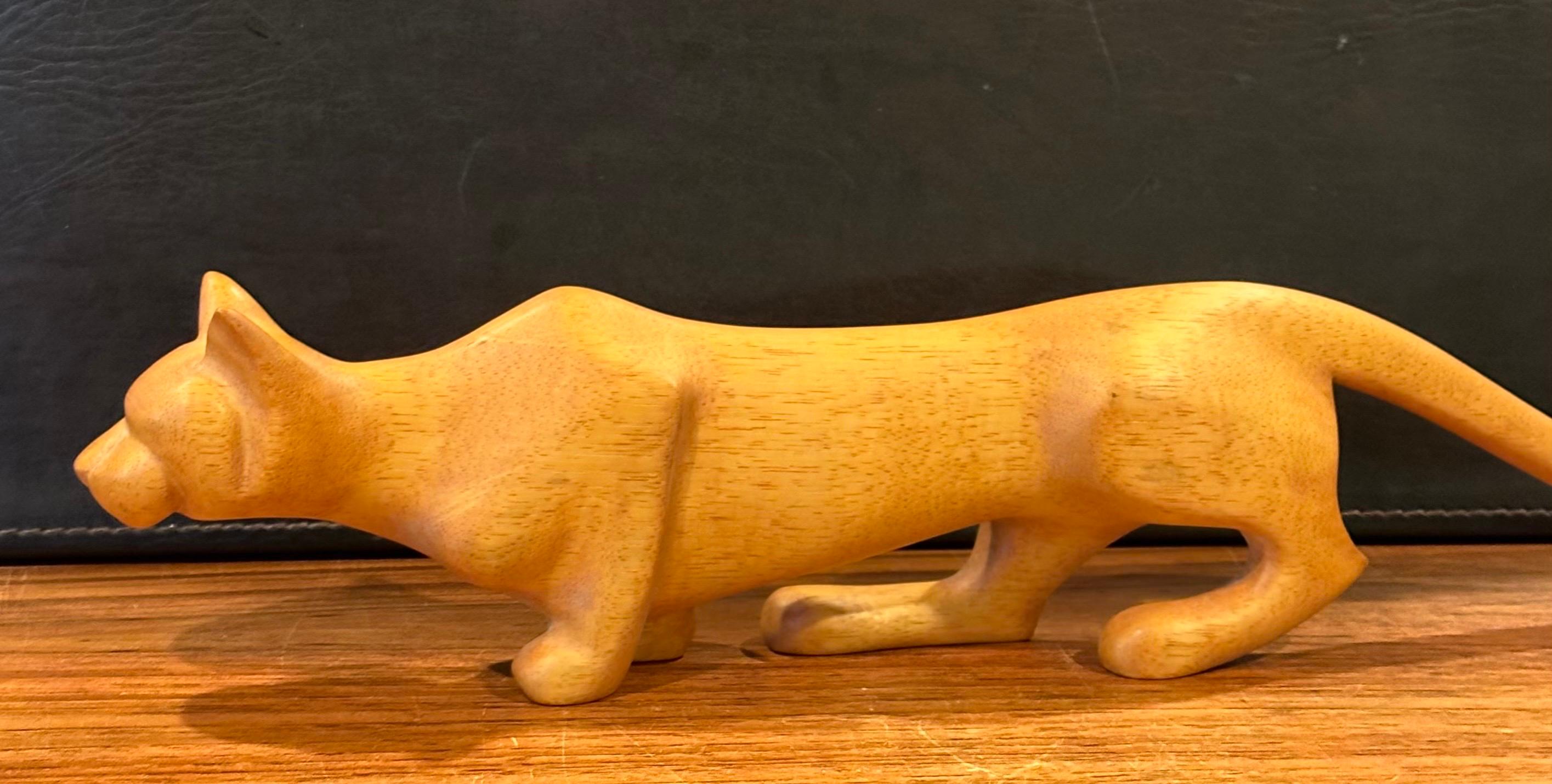 Érable Sculpture de panthère en érable sculptée à la main de Peter Larsen en vente