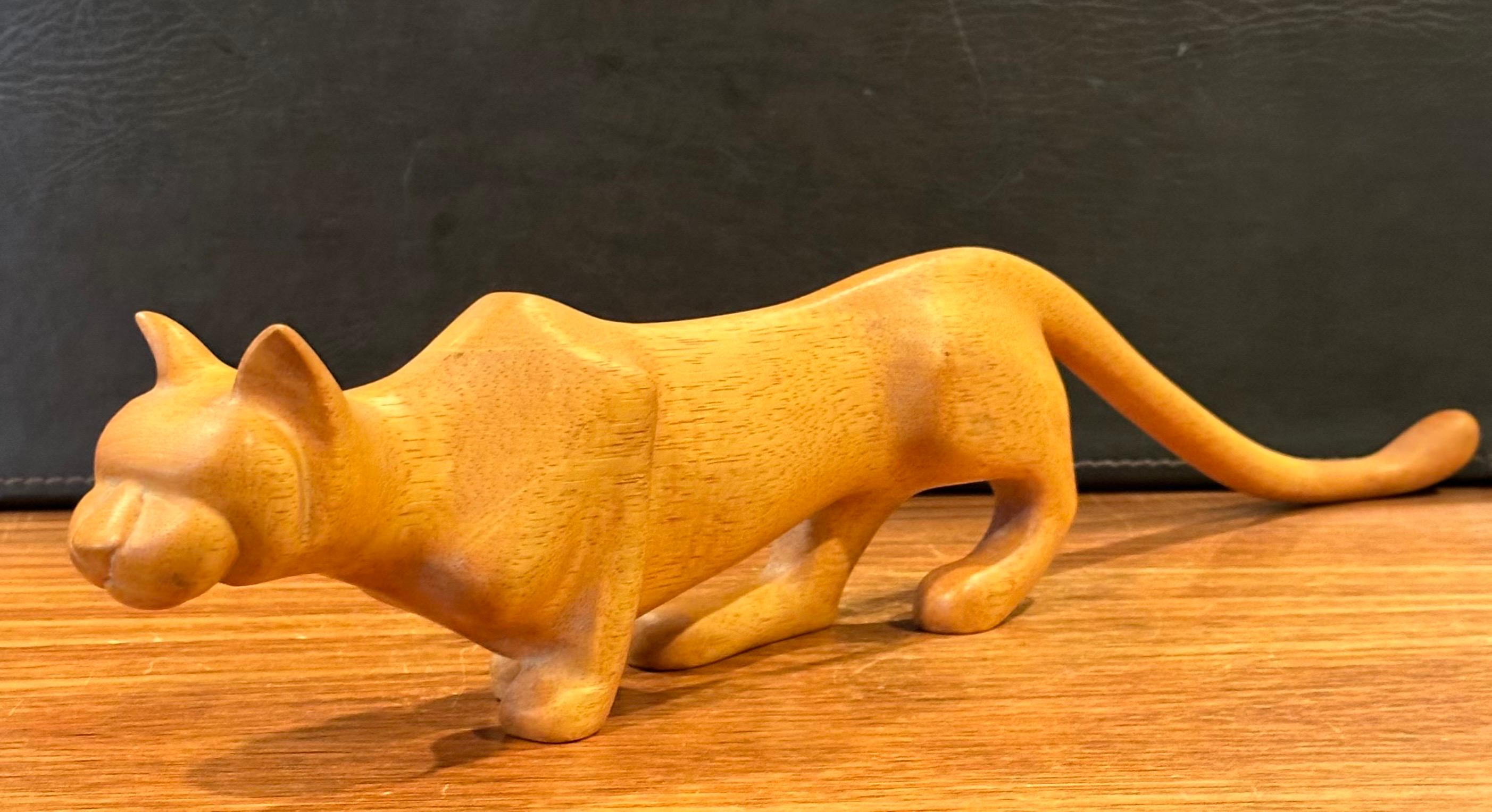 Sculpture de panthère en érable sculptée à la main de Peter Larsen en vente 1