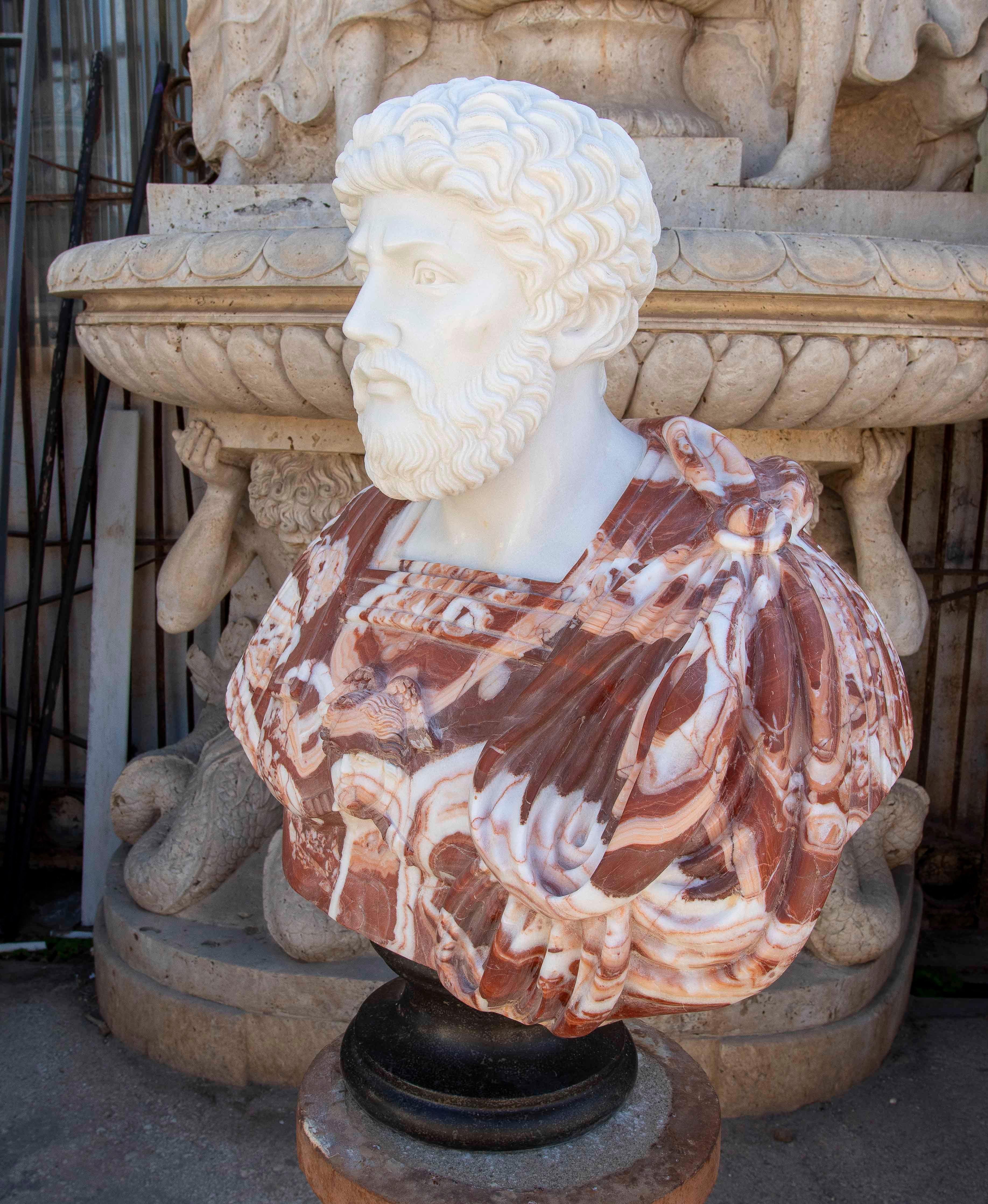 Busto de mármol tallado a mano de emperador romano con base Europeo en venta