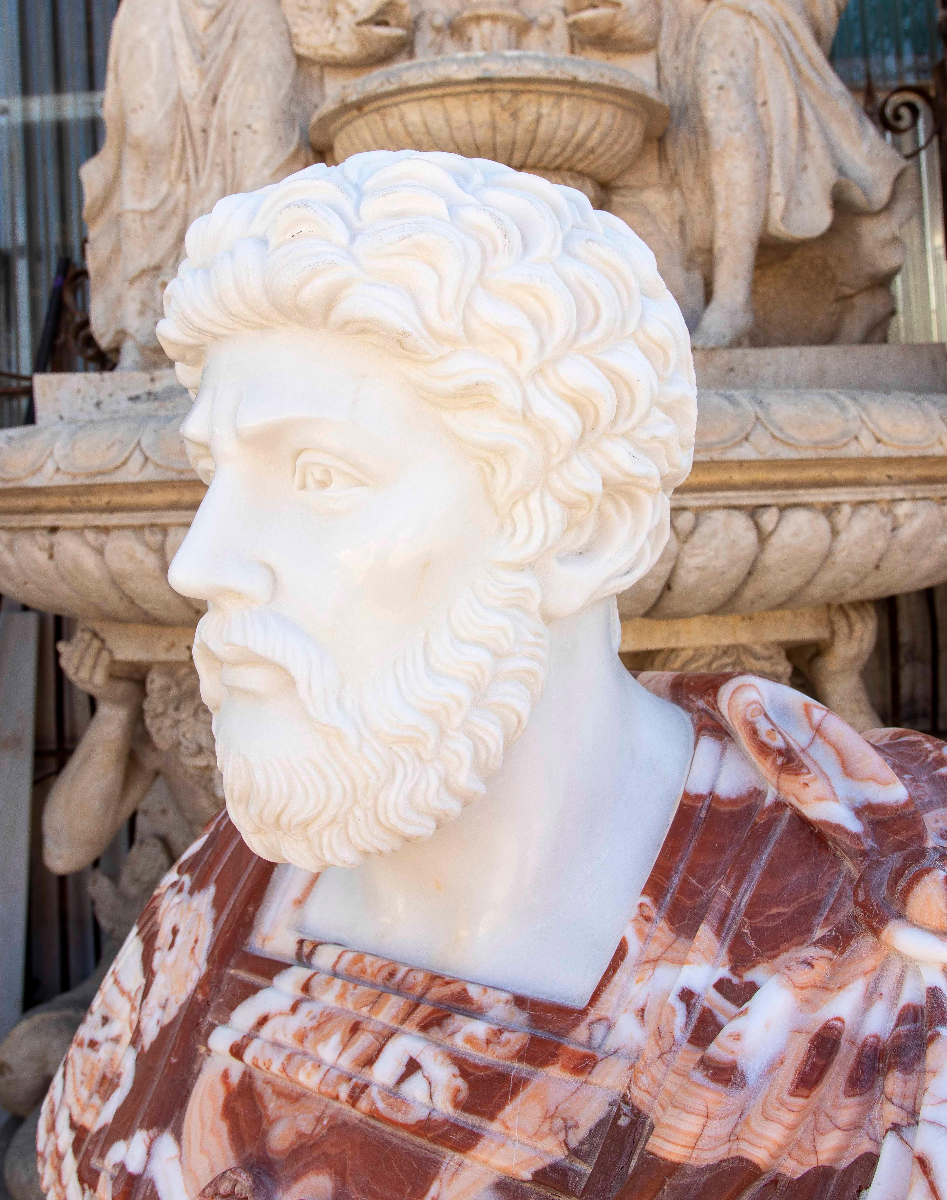 Busto de mármol tallado a mano de emperador romano con base Tallado a mano en venta