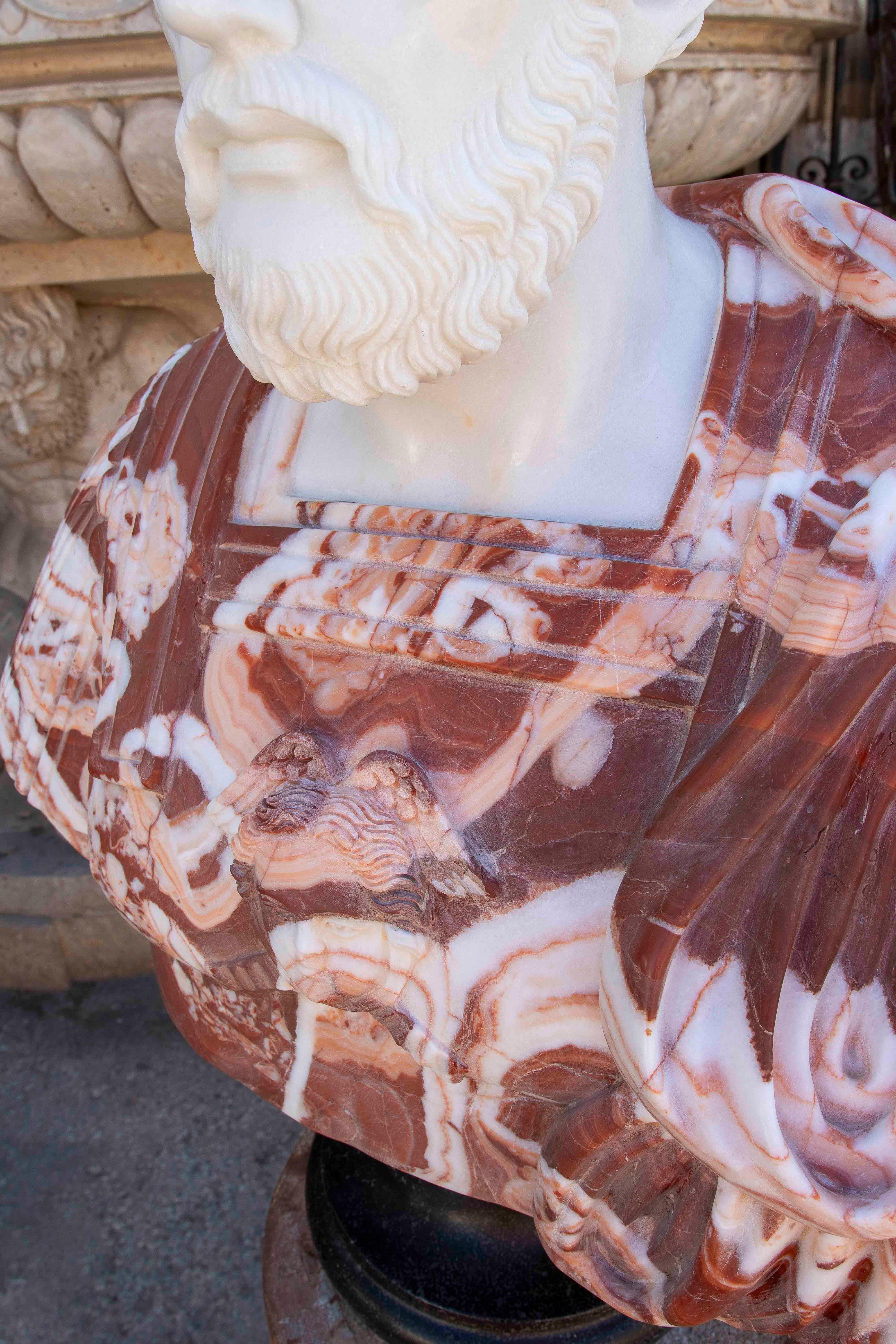 Busto de mármol tallado a mano de emperador romano con base en Bueno estado para la venta en Marbella, ES