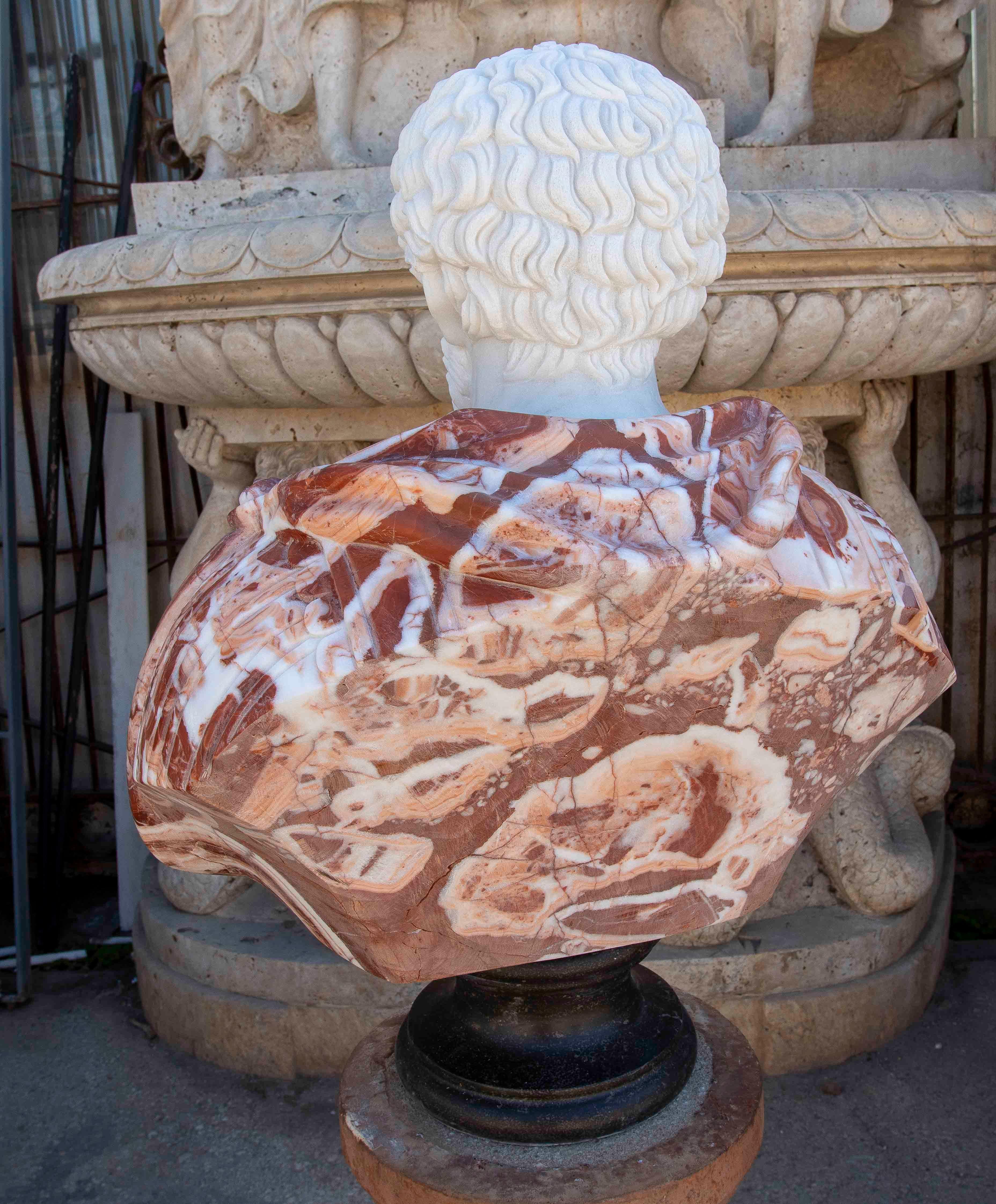 Busto de mármol tallado a mano de emperador romano con base en venta 3