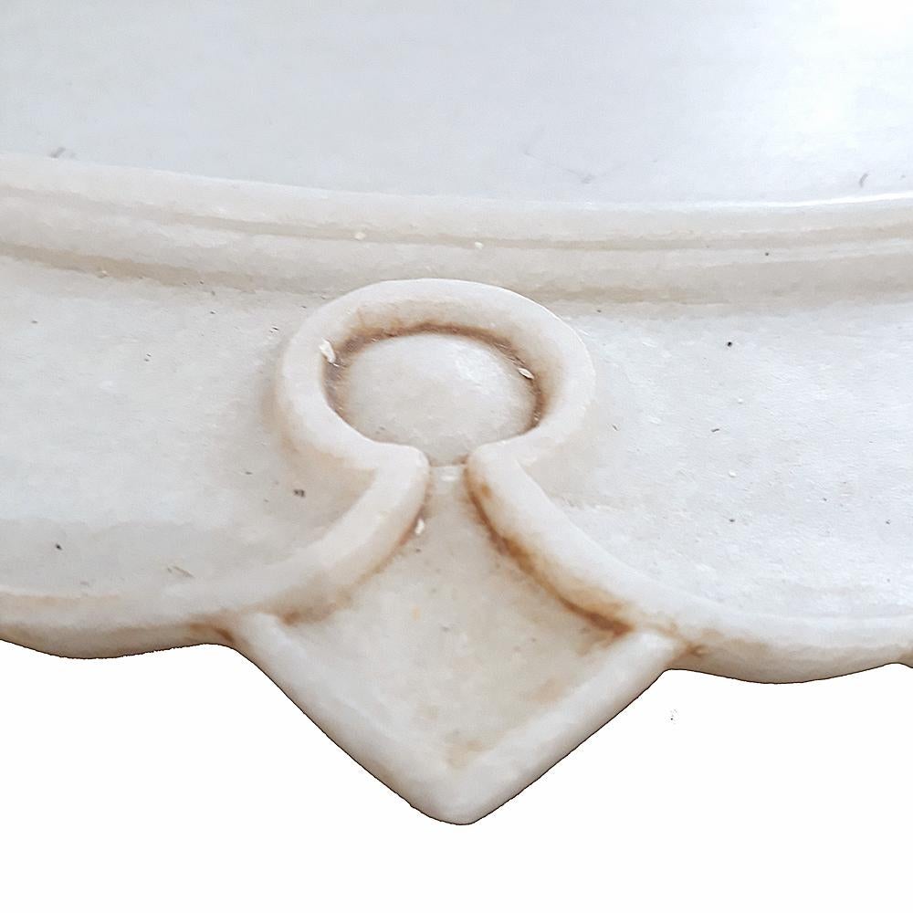 Sculpté à la main Assiette de présentation / service / assiette en marbre sculpté à la main d'Inde, fin du 20ème siècle en vente