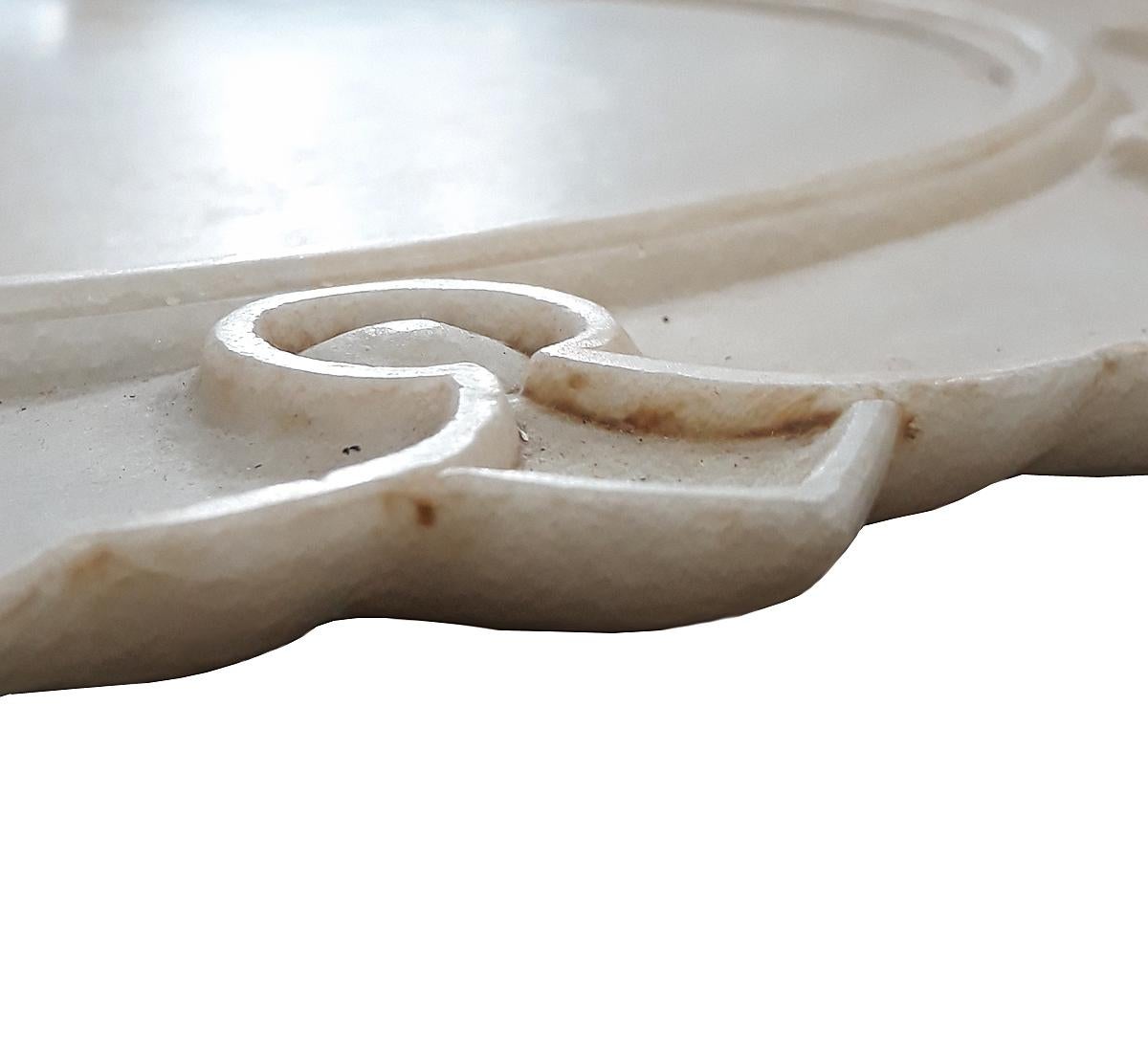 Assiette de présentation / service / assiette en marbre sculpté à la main d'Inde, fin du 20ème siècle Bon état - En vente à New York, NY
