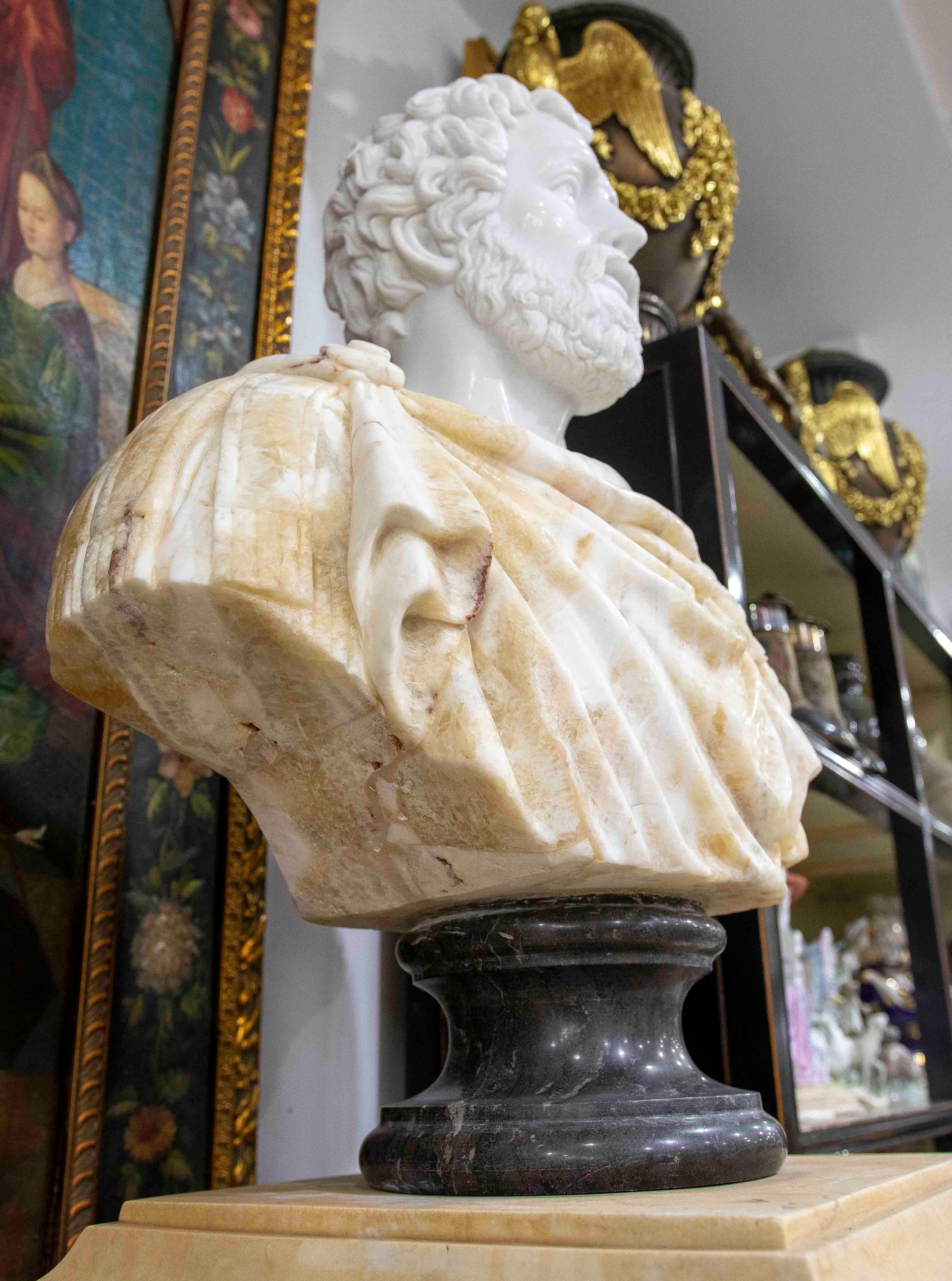 Busto clásico de mármol tallado a mano en estilo romano en venta 5