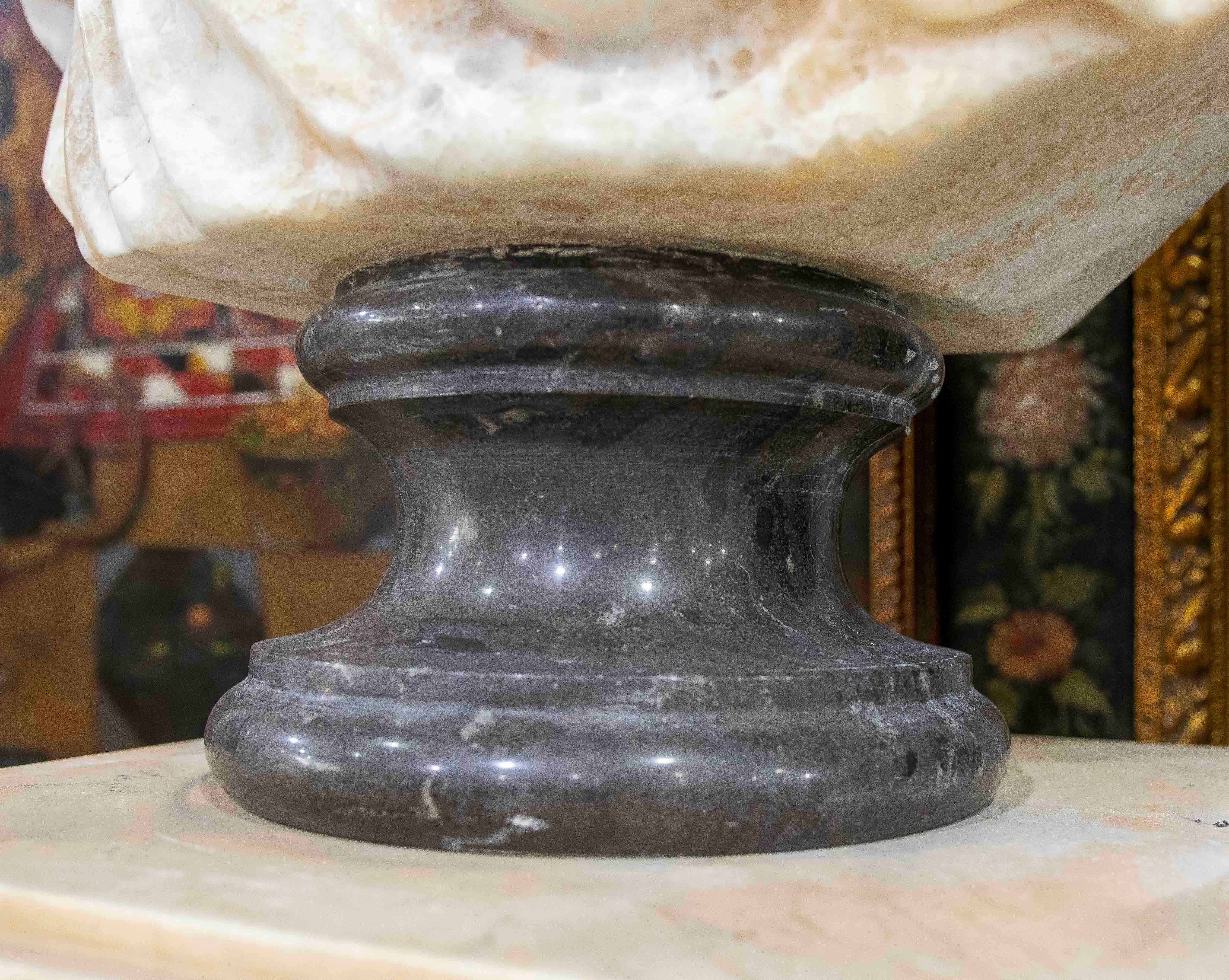 Busto clásico de mármol tallado a mano en estilo romano en venta 1