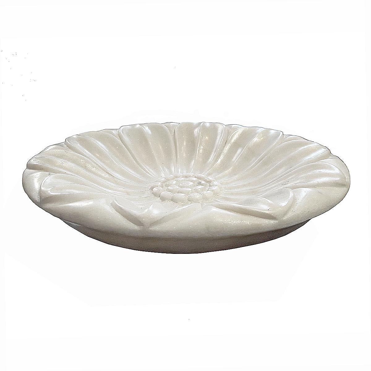 A beautiful flower dish hand carved out of a single piece of white marble, circa 1980. An ideal accent for an end table, console, coffee table or counter, while also useful as an elegant vide poche. 

 