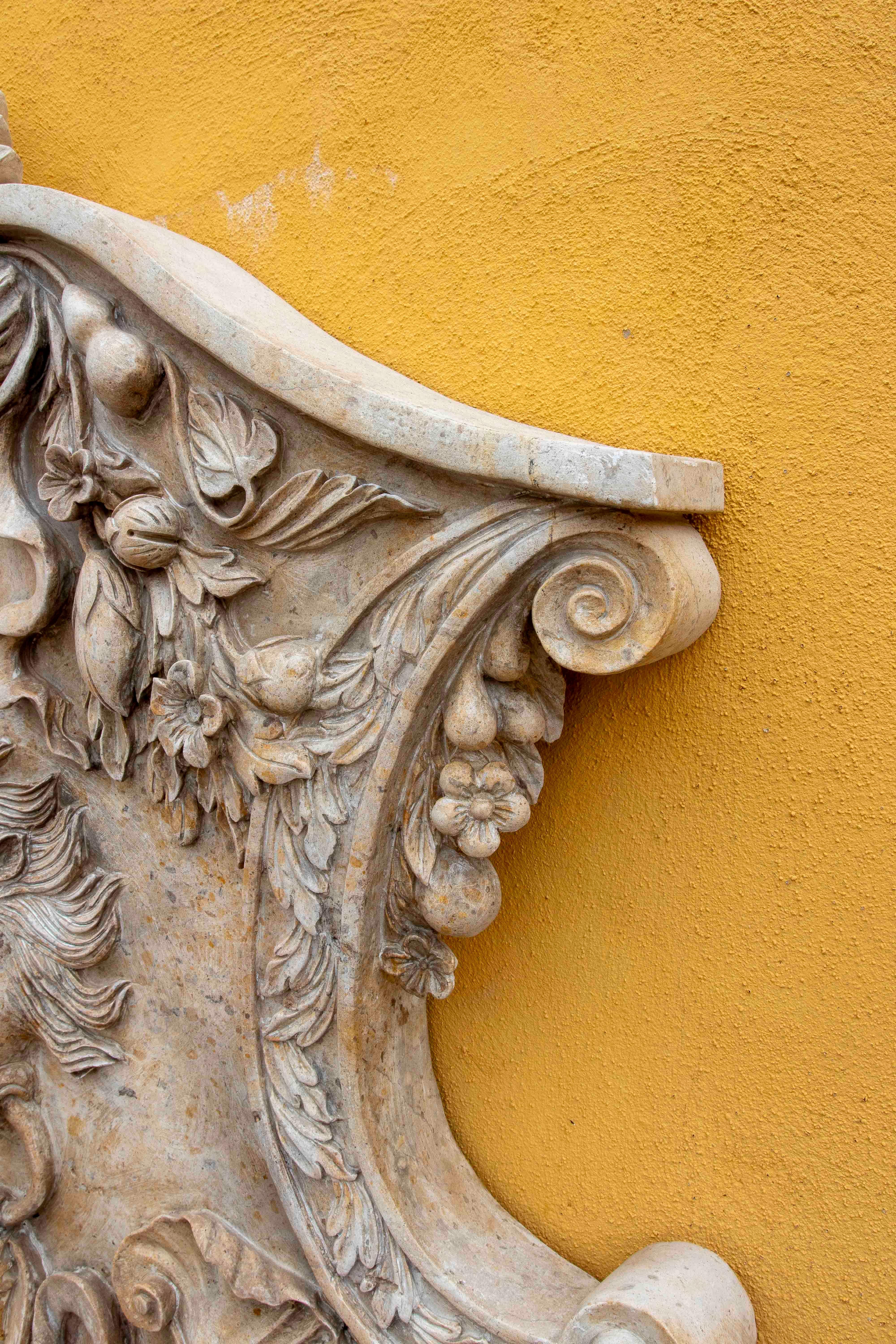Fuente de mármol tallada a mano con mascarón de proa de león e instrumentos musicales. en venta 3
