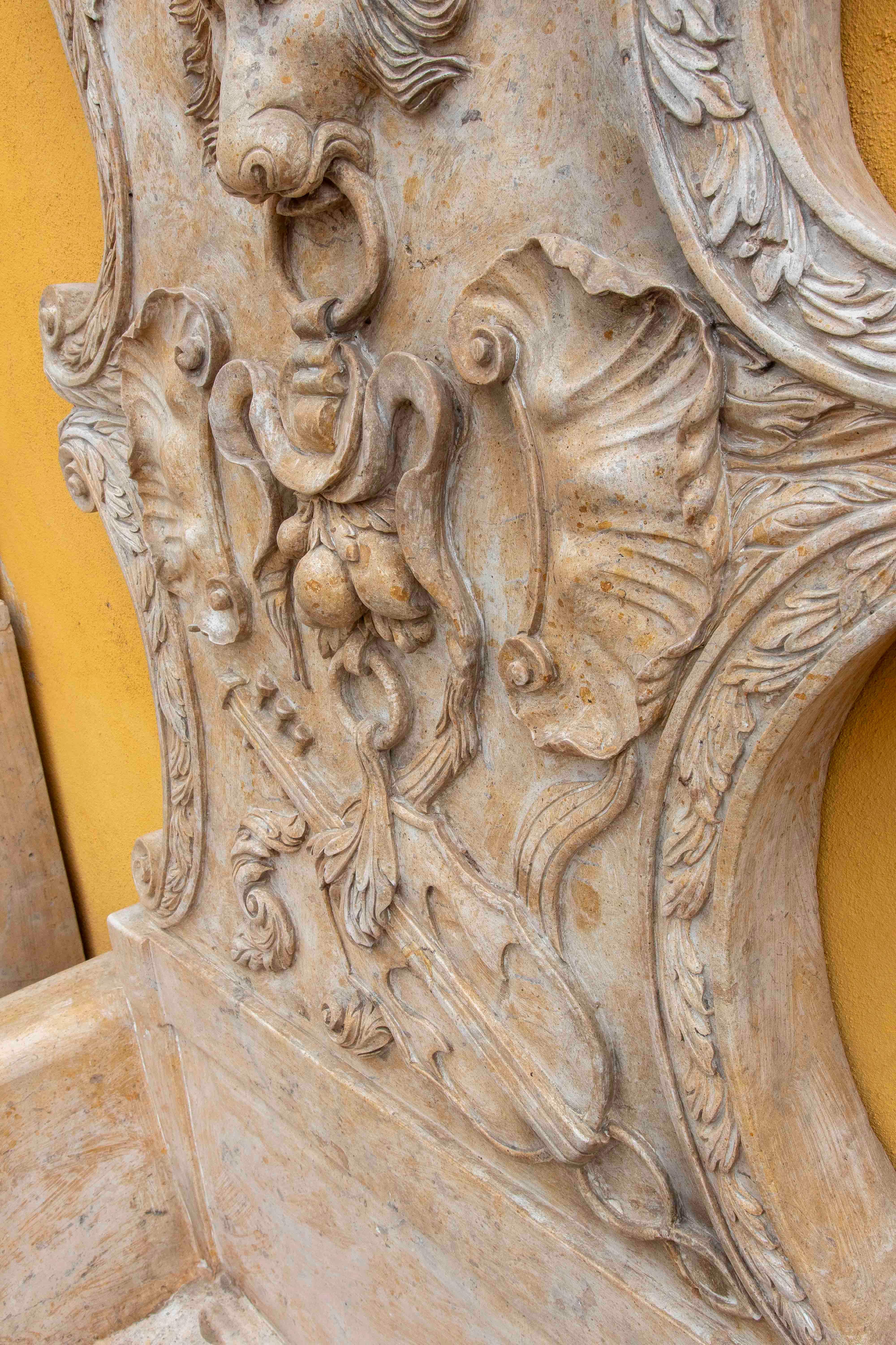 Fuente de mármol tallada a mano con mascarón de proa de león e instrumentos musicales. en venta 5