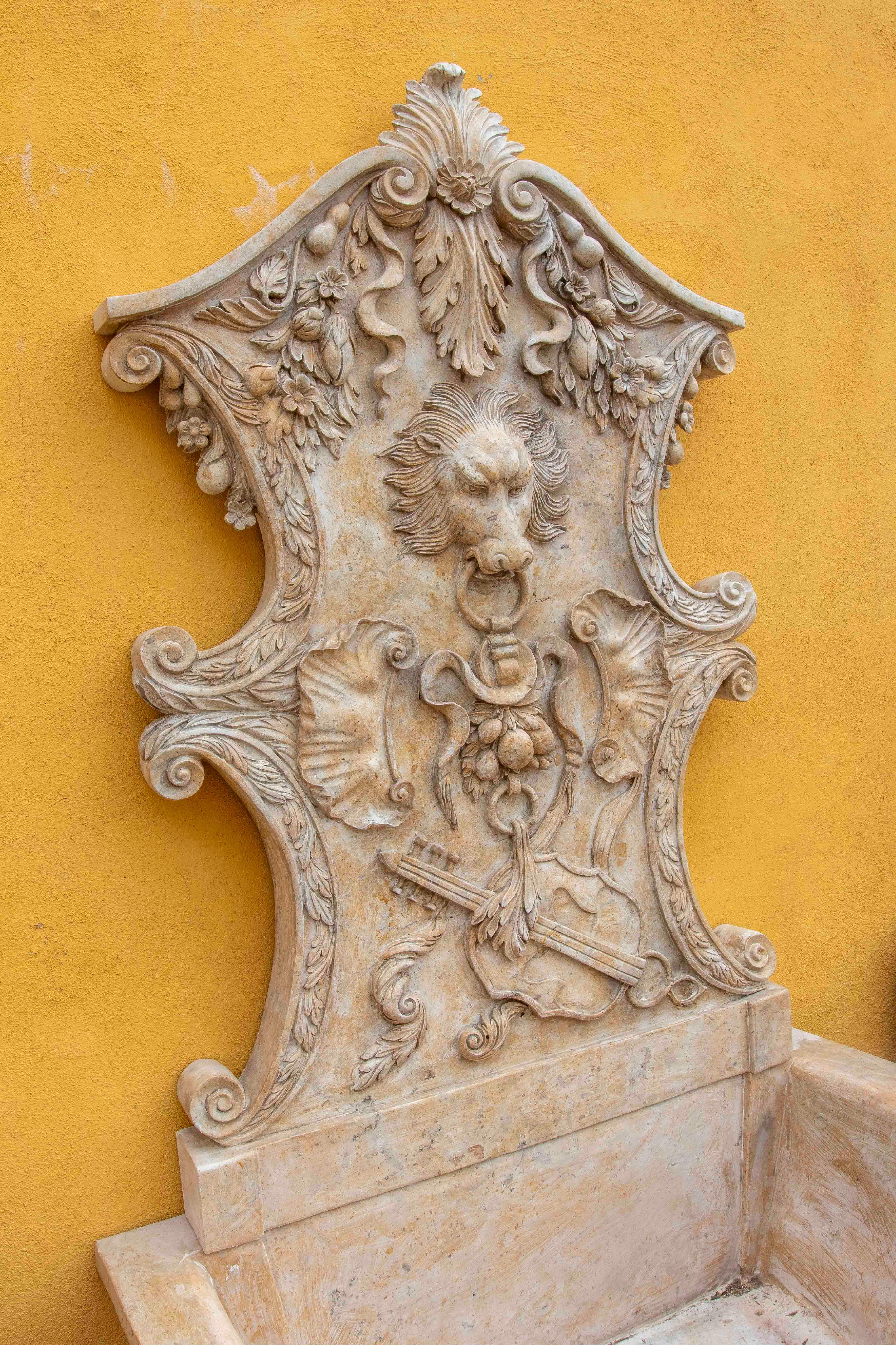 Fuente de mármol tallada a mano con mascarón de proa de león e instrumentos musicales. Asiático en venta