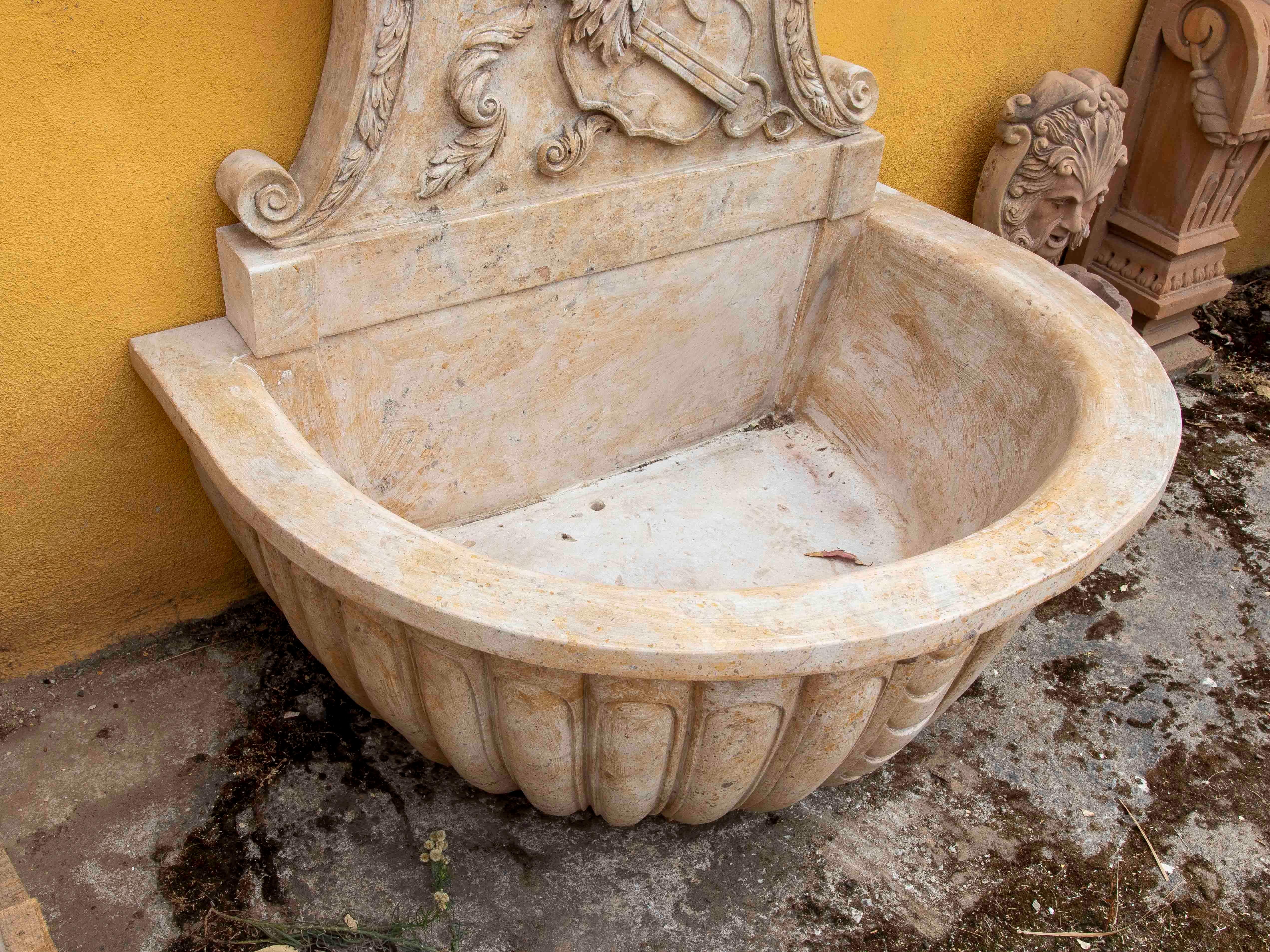 Fuente de mármol tallada a mano con mascarón de proa de león e instrumentos musicales. Tallado a mano en venta