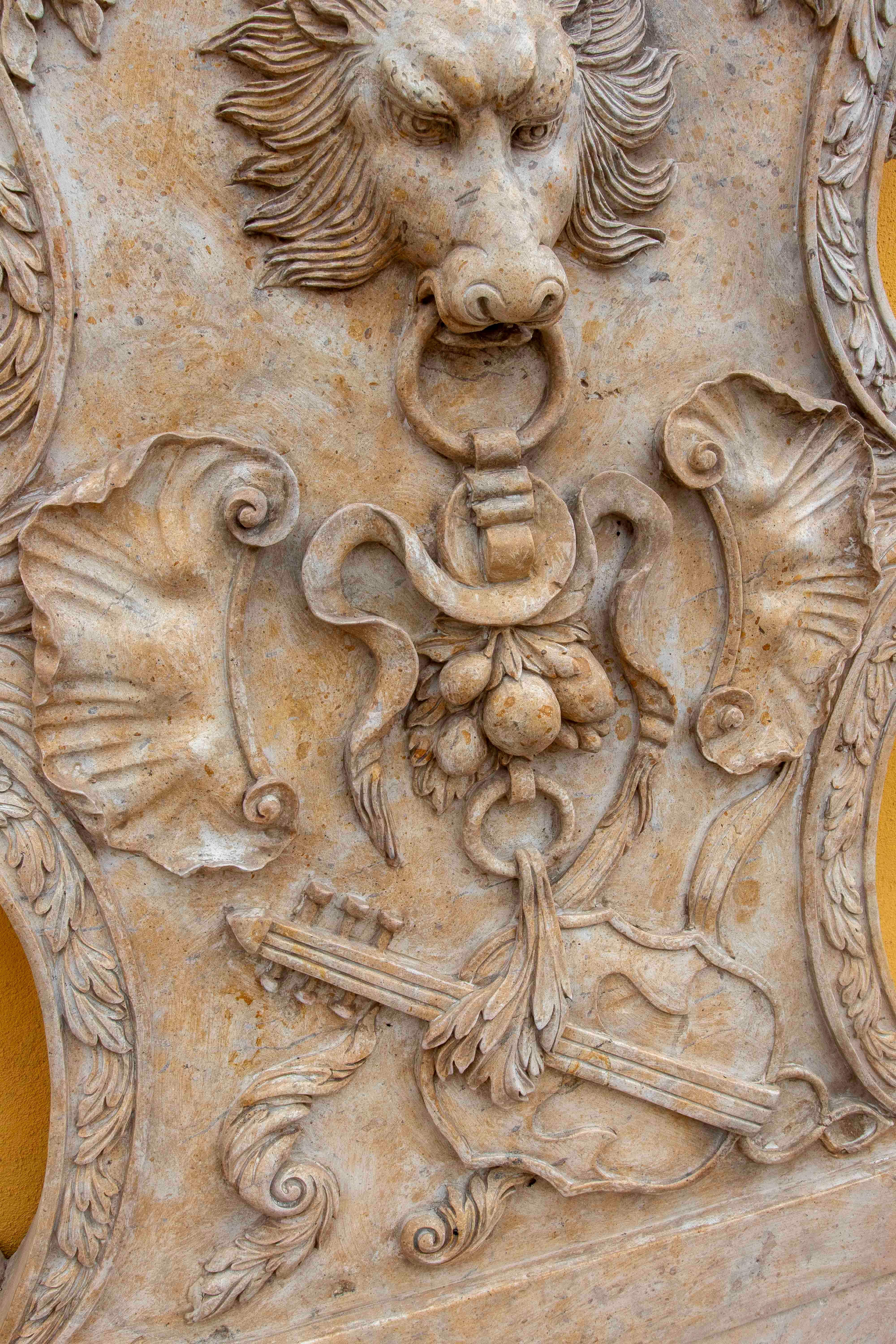 Fuente de mármol tallada a mano con mascarón de proa de león e instrumentos musicales. en Bueno estado para la venta en Marbella, ES