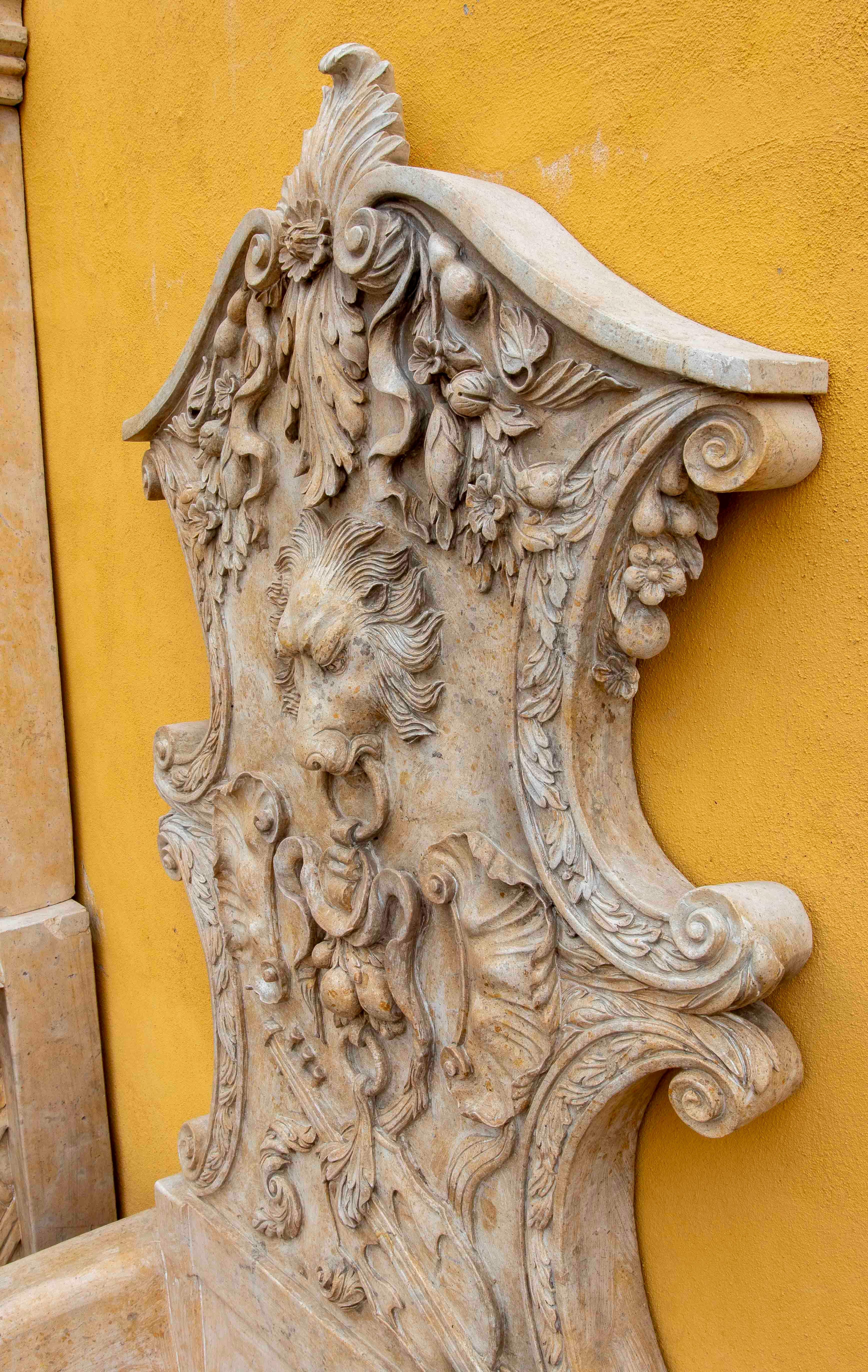 Fuente de mármol tallada a mano con mascarón de proa de león e instrumentos musicales. en venta 2