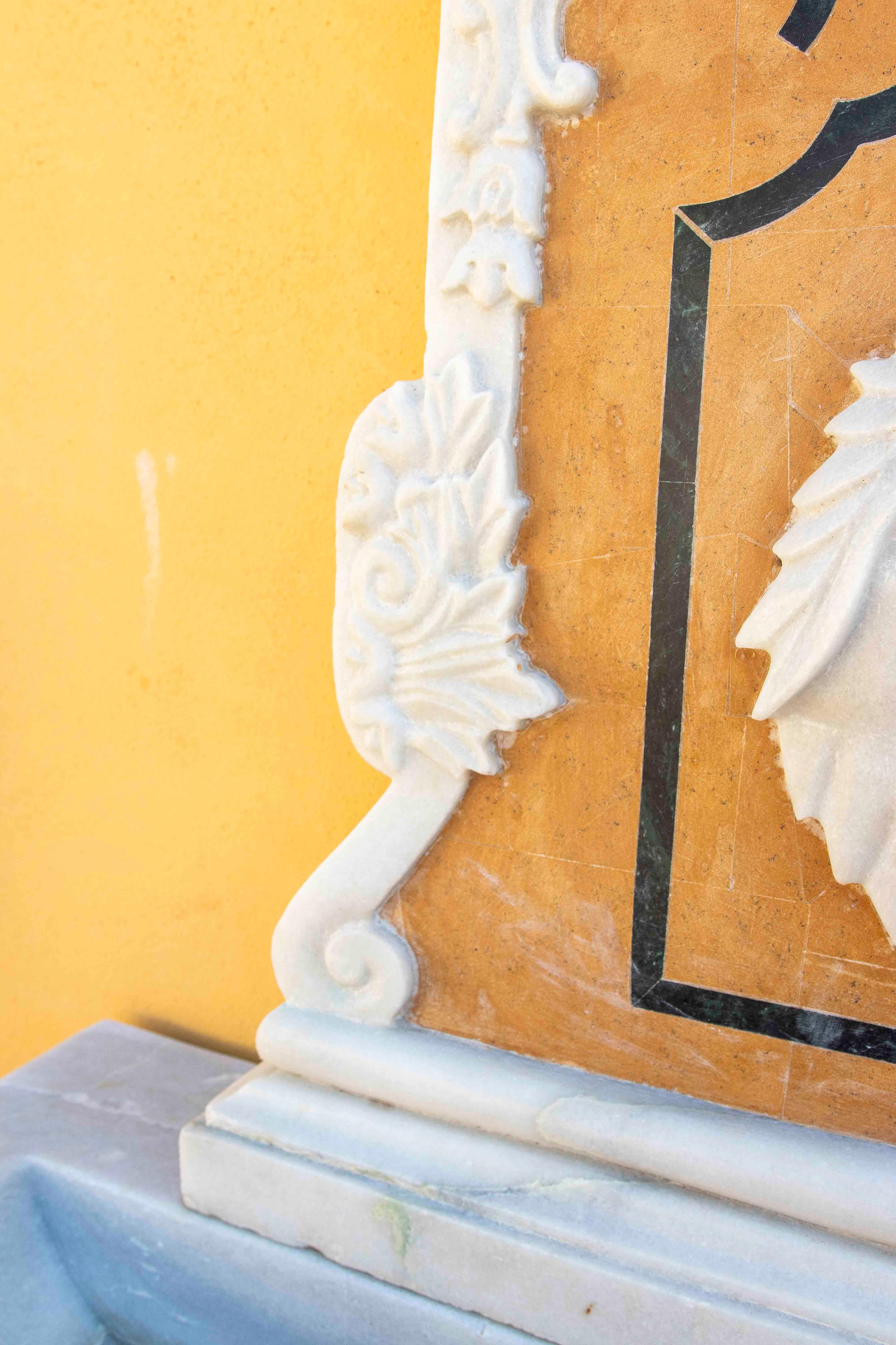 Fontaine en marbre sculptée à la main avec tête de lion et détails ornementaux en vente 3