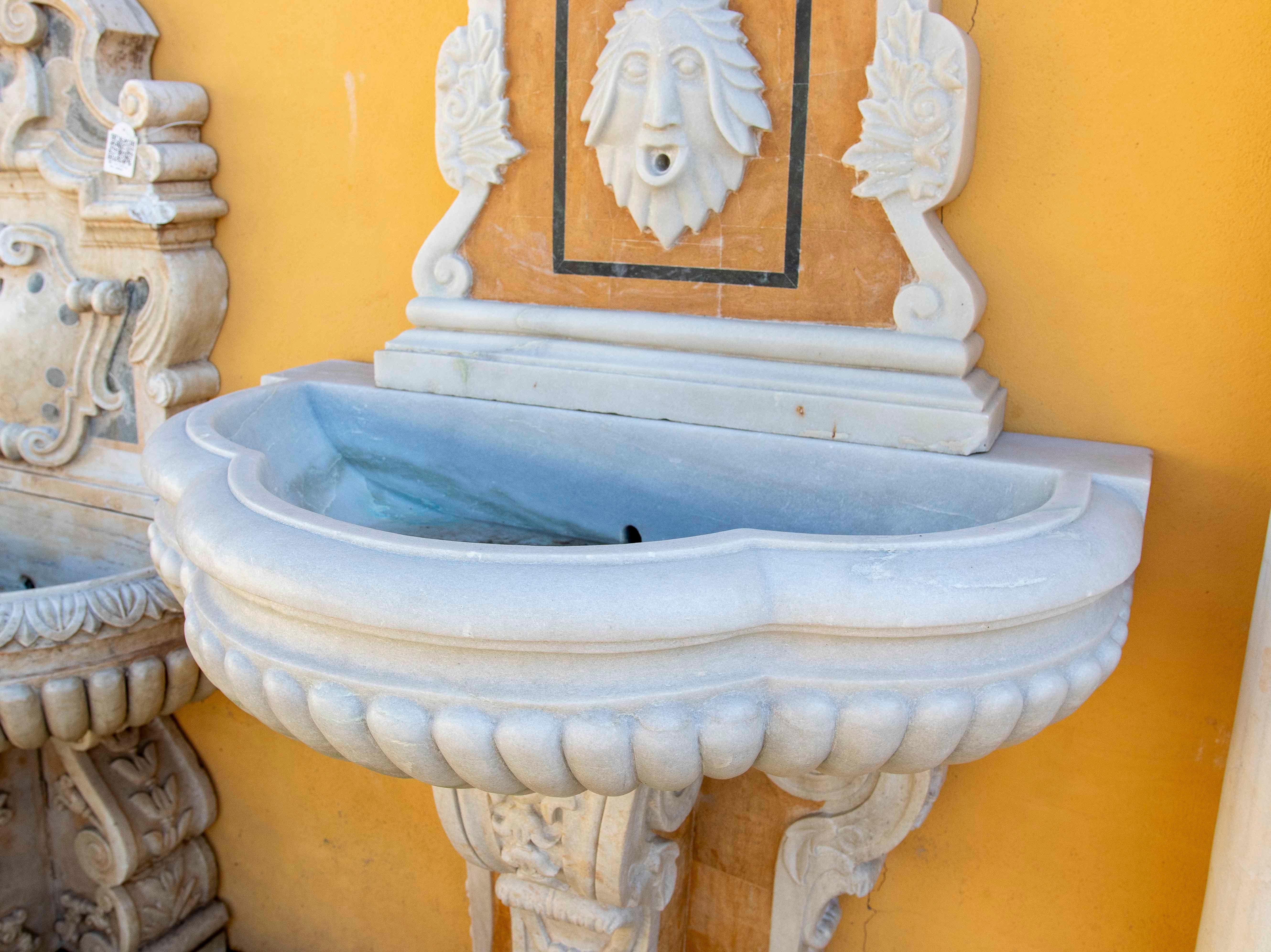 Fontaine en marbre sculptée à la main avec tête de lion et détails ornementaux en vente 4