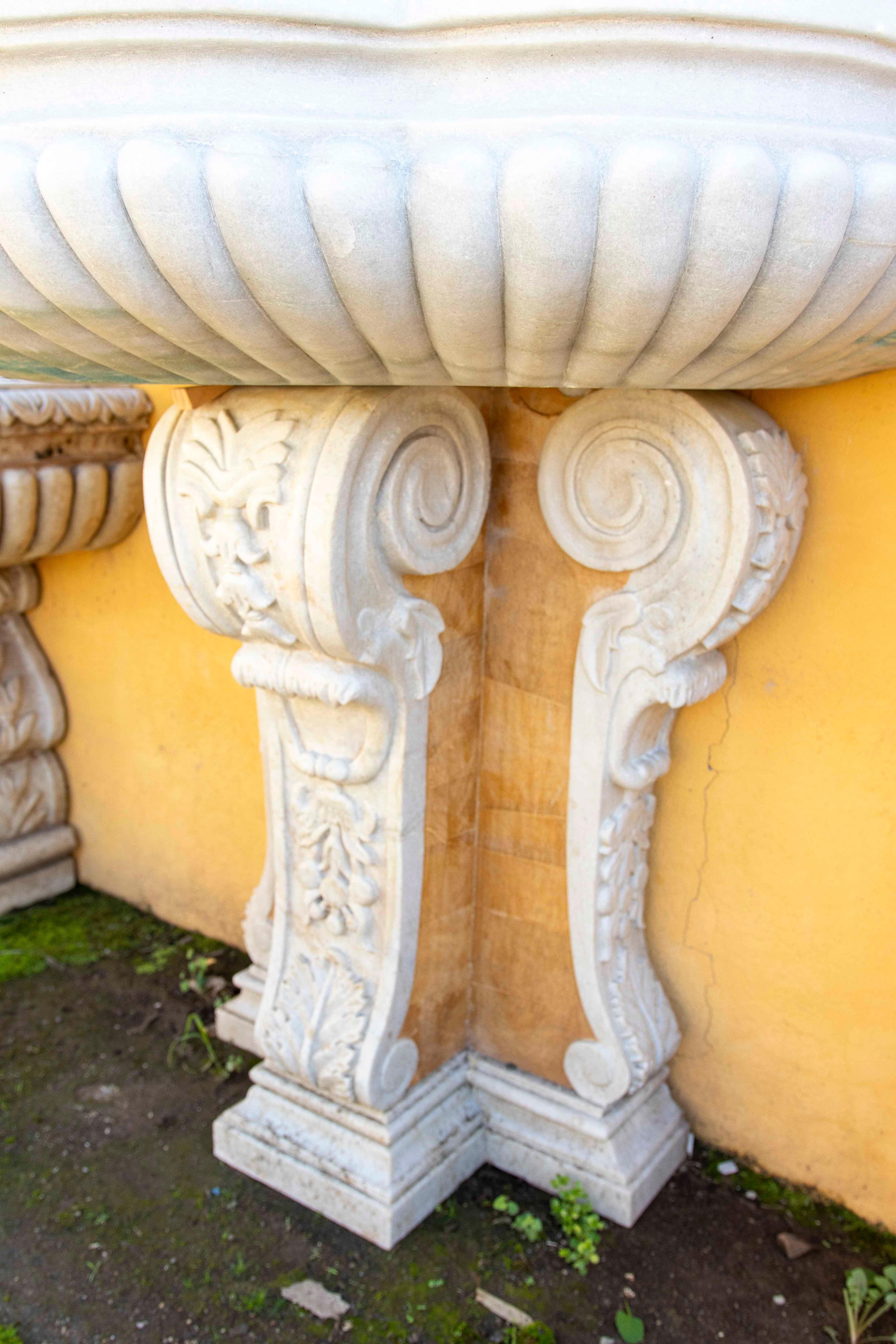 Fontaine en marbre sculptée à la main avec tête de lion et détails ornementaux en vente 5
