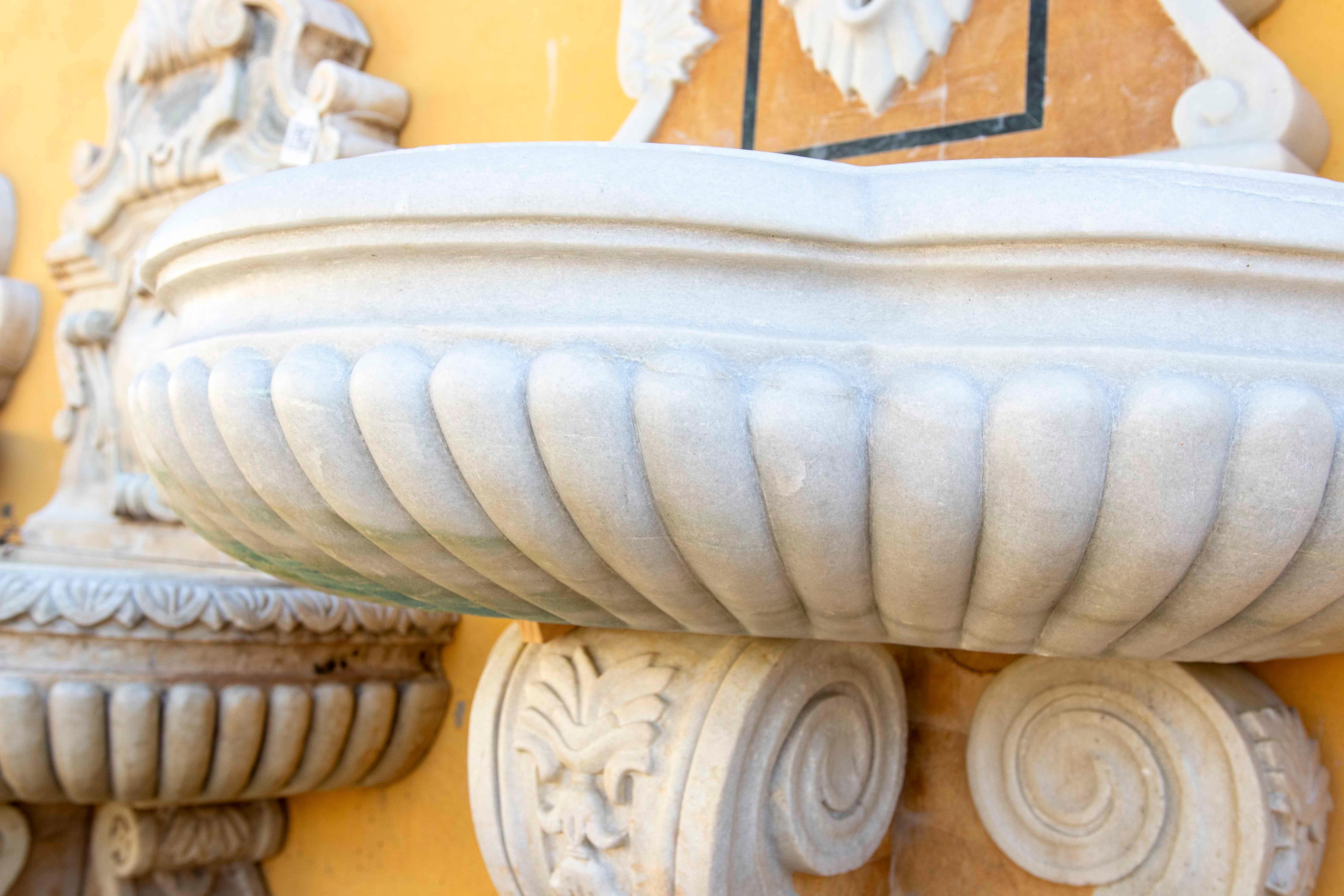 Fontaine en marbre sculptée à la main avec tête de lion et détails ornementaux en vente 6