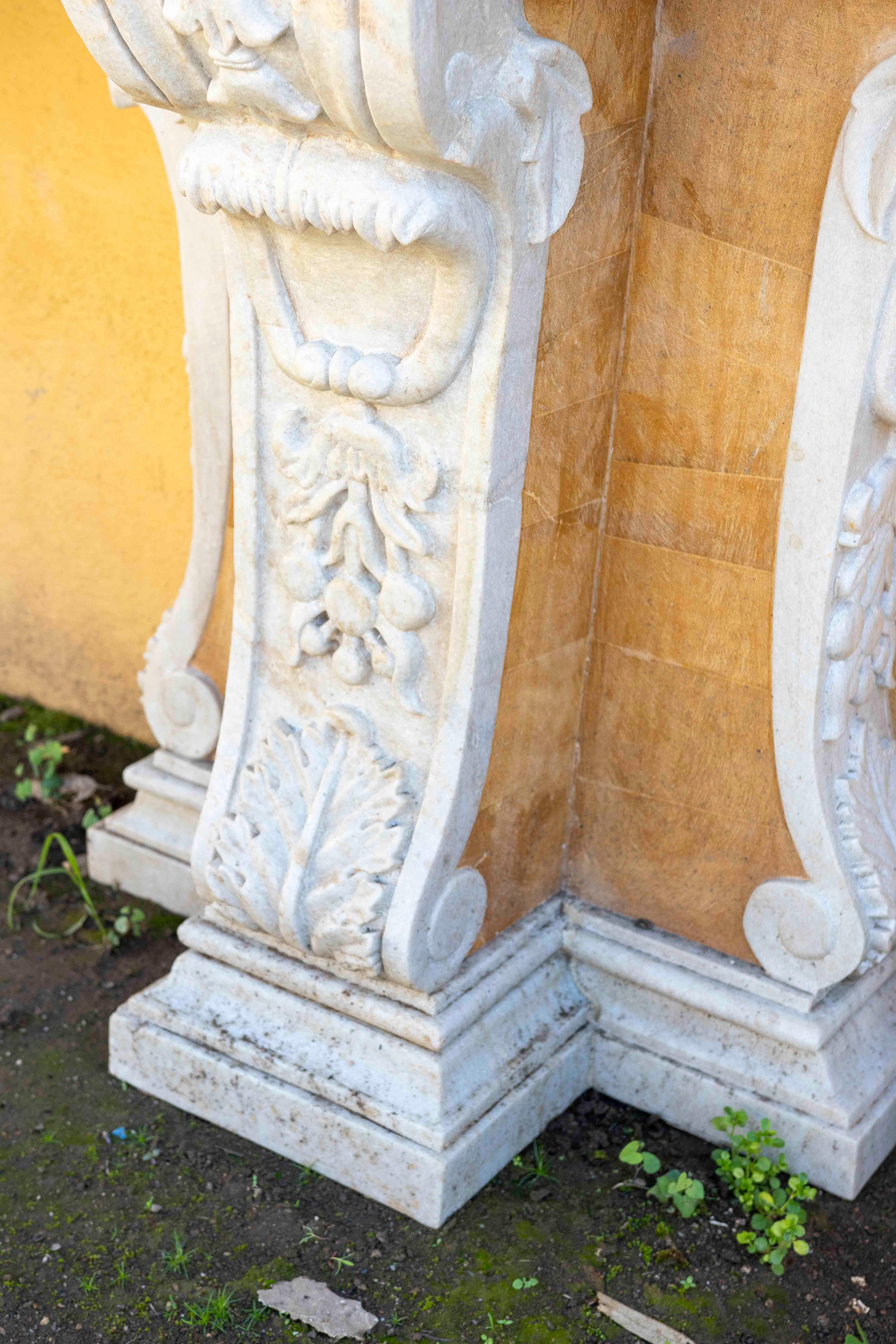 Fontaine en marbre sculptée à la main avec tête de lion et détails ornementaux en vente 7