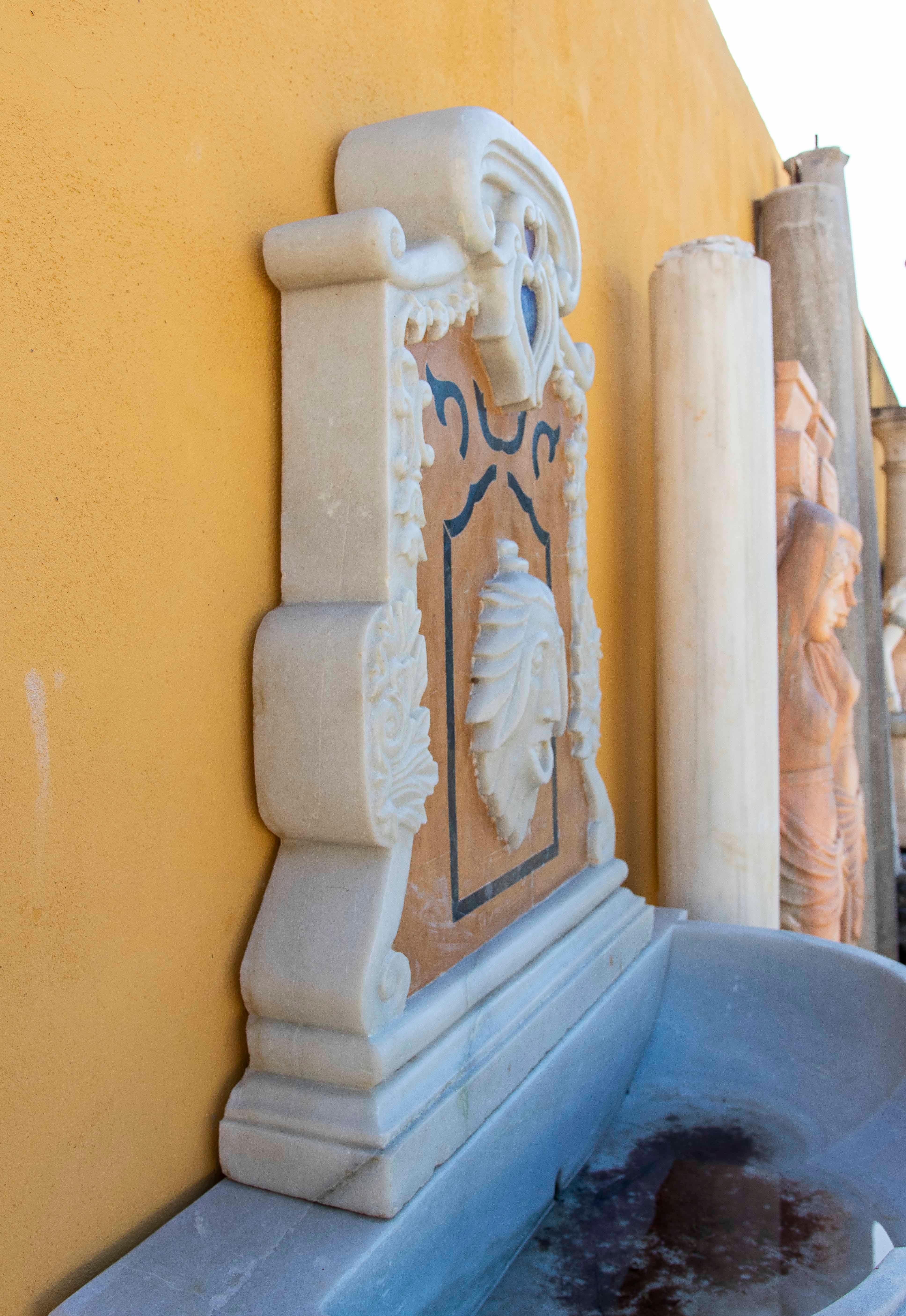 Fontaine en marbre sculptée à la main avec tête de lion et détails ornementaux en vente 9