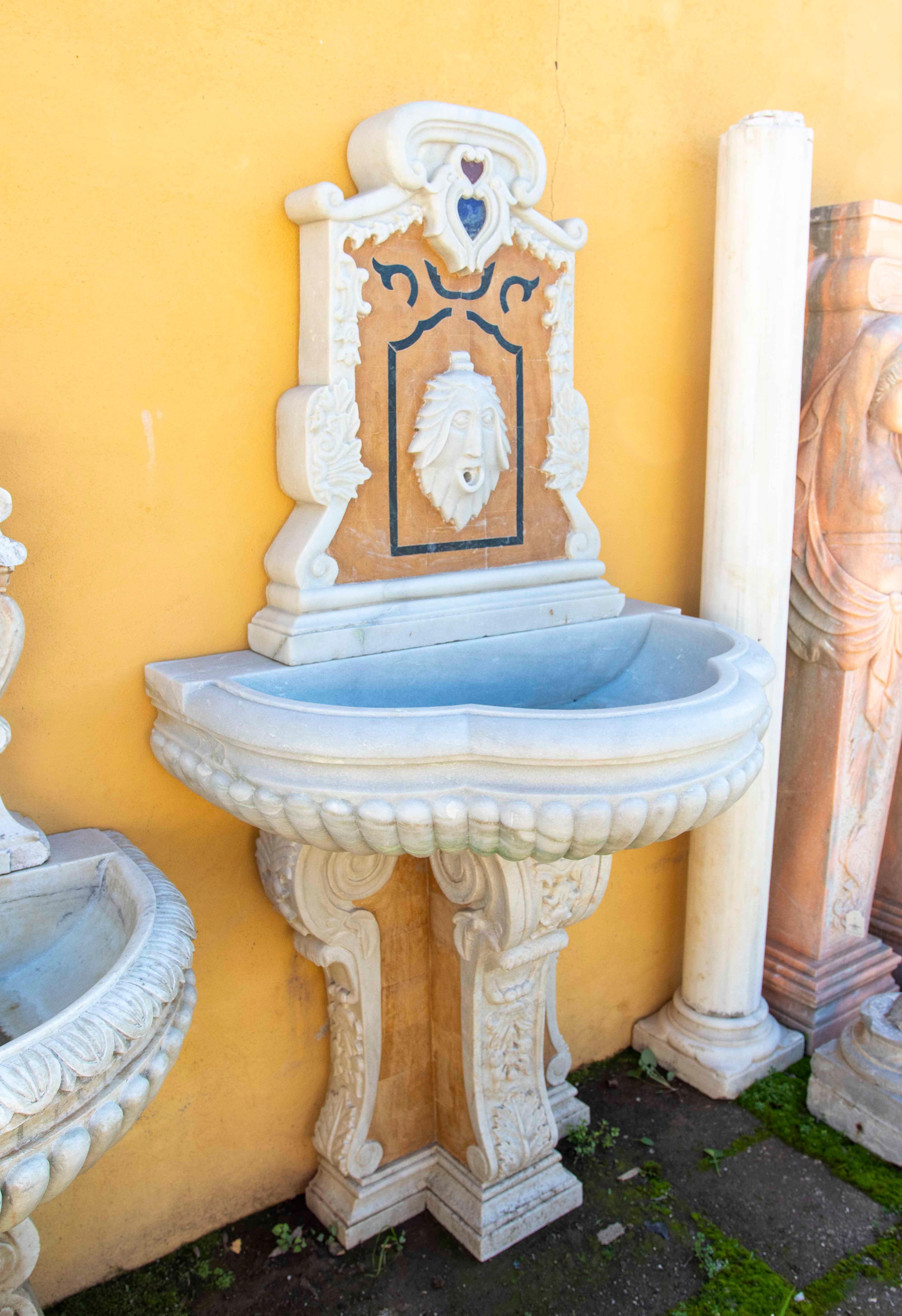 Européen Fontaine en marbre sculptée à la main avec tête de lion et détails ornementaux en vente