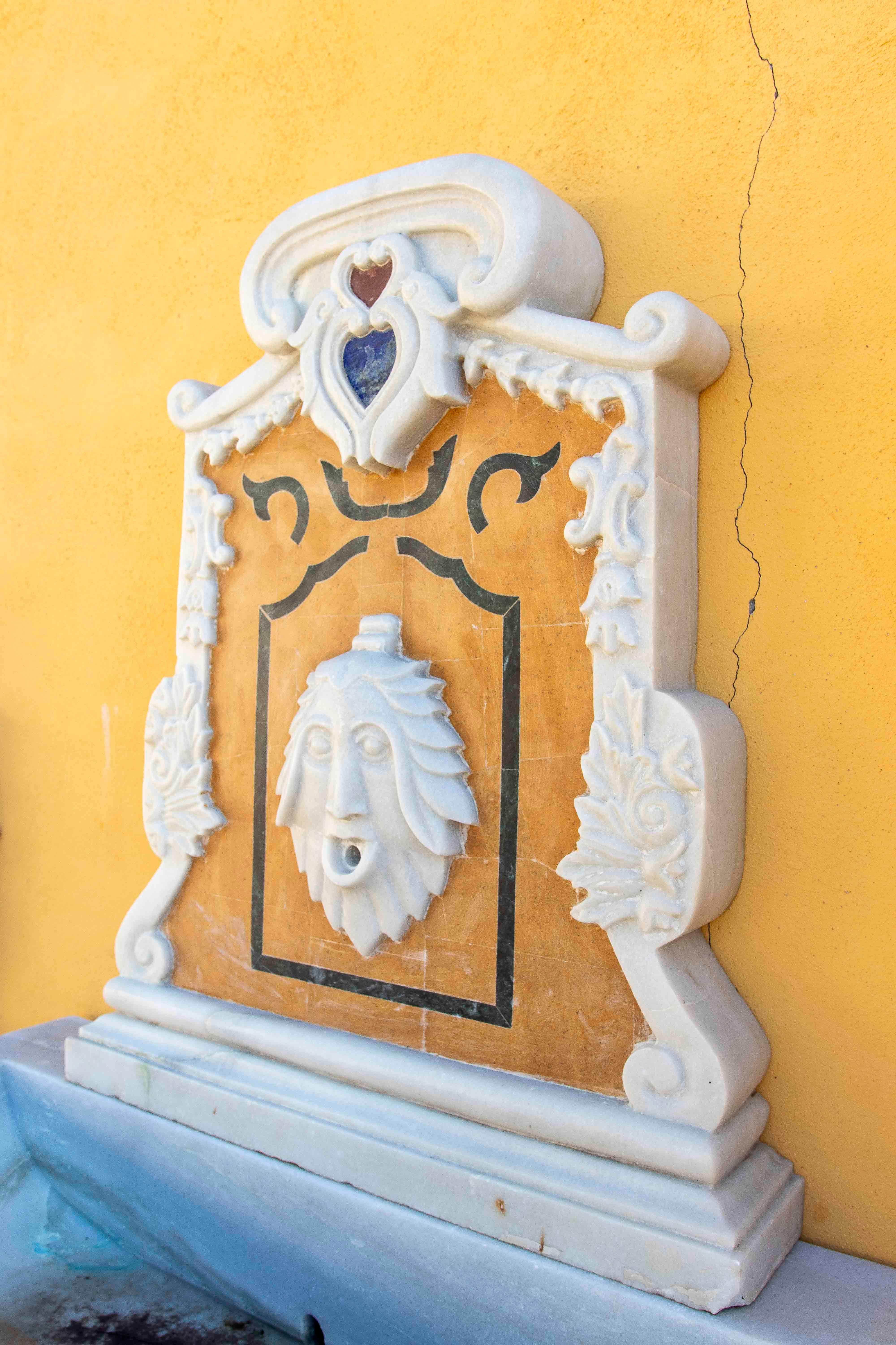 Fontaine en marbre sculptée à la main avec tête de lion et détails ornementaux Bon état - En vente à Marbella, ES