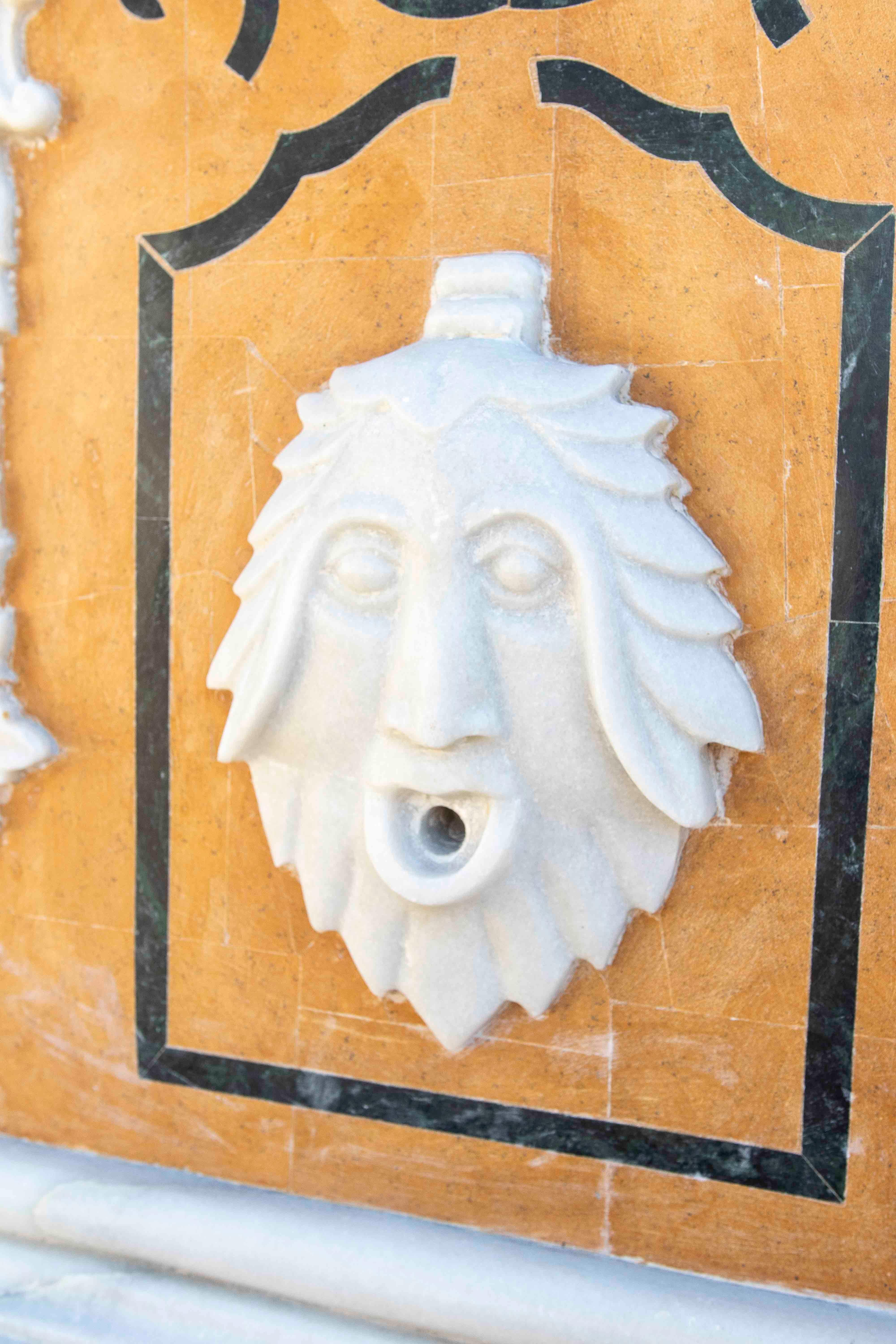 20ième siècle Fontaine en marbre sculptée à la main avec tête de lion et détails ornementaux en vente