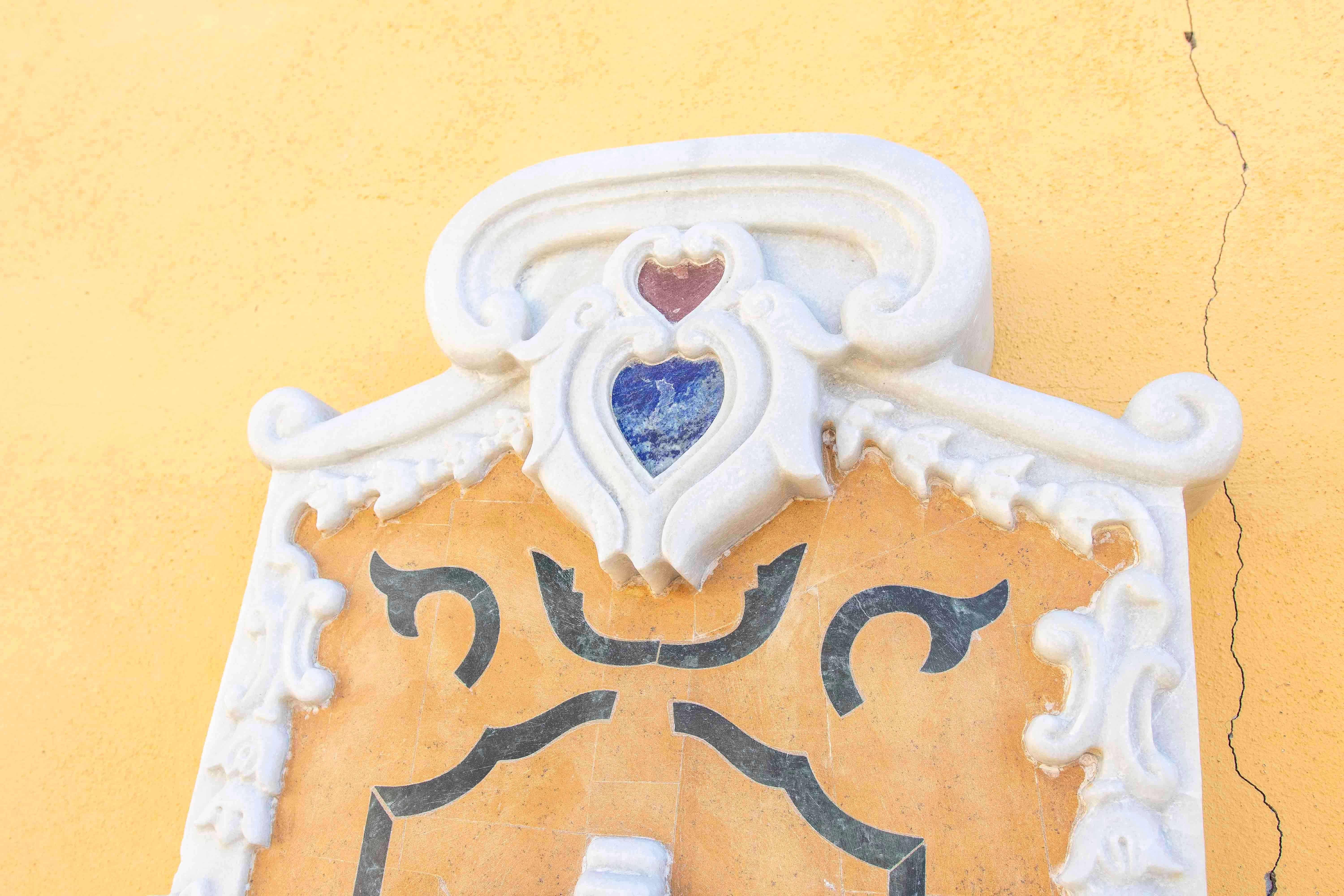 Marbre Fontaine en marbre sculptée à la main avec tête de lion et détails ornementaux en vente