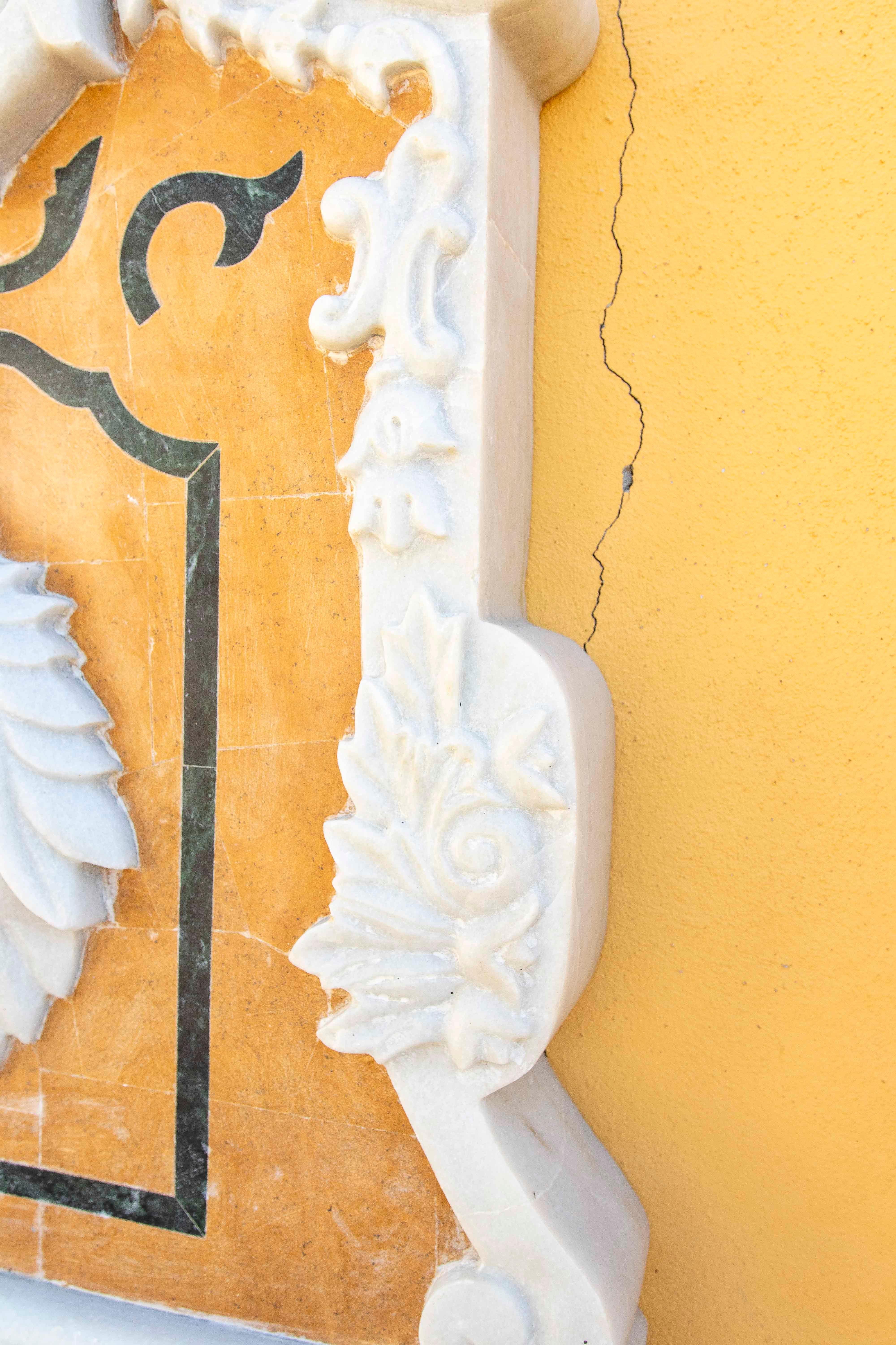 Fontaine en marbre sculptée à la main avec tête de lion et détails ornementaux en vente 2