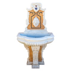 Fontana in marmo scolpita a mano con testa di leone e dettagli ornamentali
