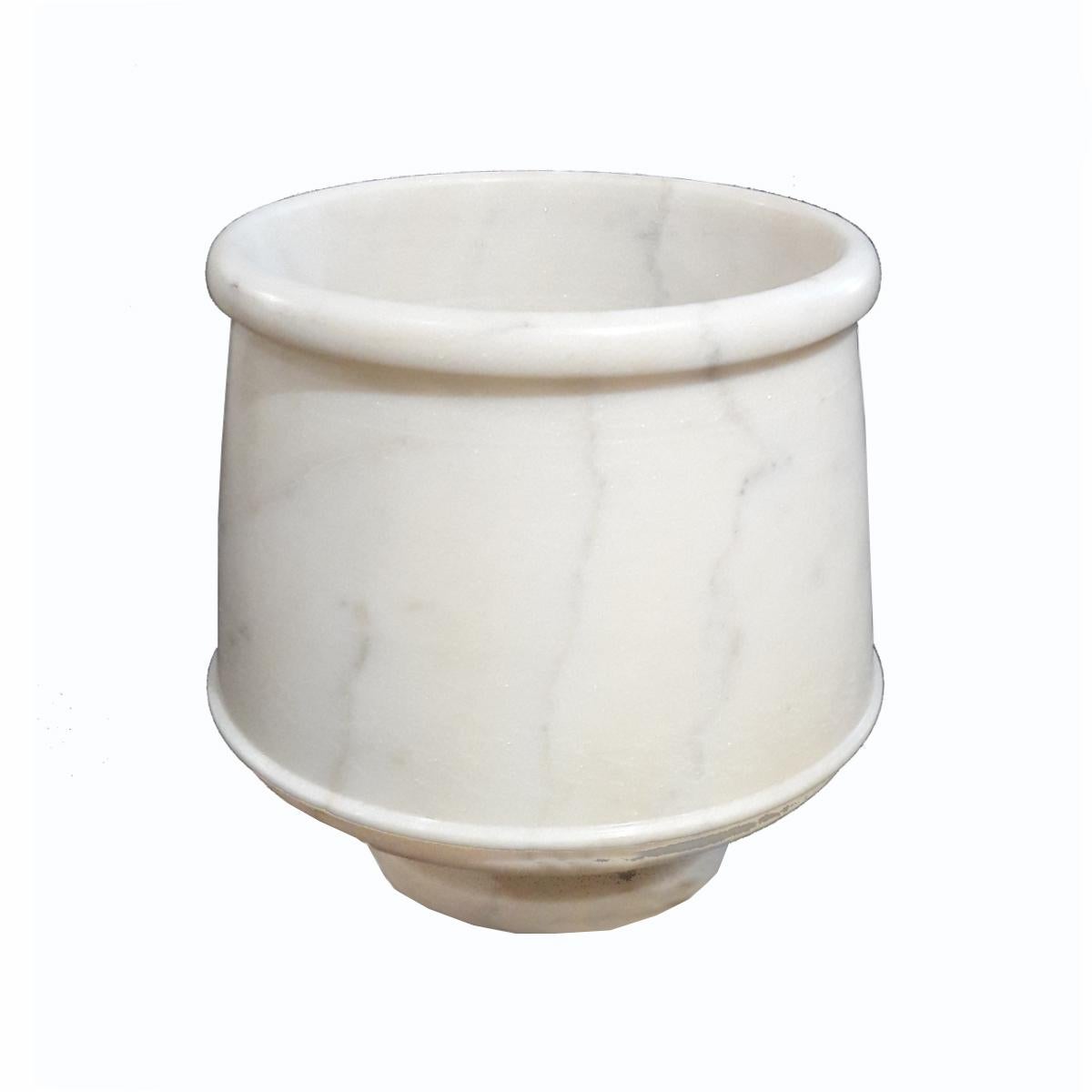 Gobelet, récipient ou vase, sculpté à la main en Inde dans du marbre statuaire. Fin du 20e siècle. 
Idéal pour placer des compositions florales, ou peut être utilisé comme un récipient, un vide-poche ou simplement comme un accessoire élégant dans