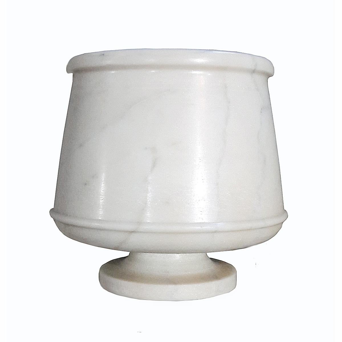 Fin du 20e siècle Vase ou gobelet en marbre sculpté à la main d'Inde en vente